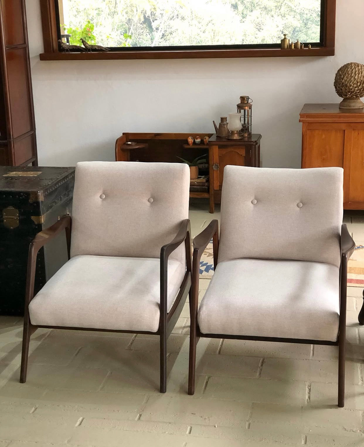 Par de Poltrona vintage anos 50 em imbuia maciça e estofado claro (valor unitário) 