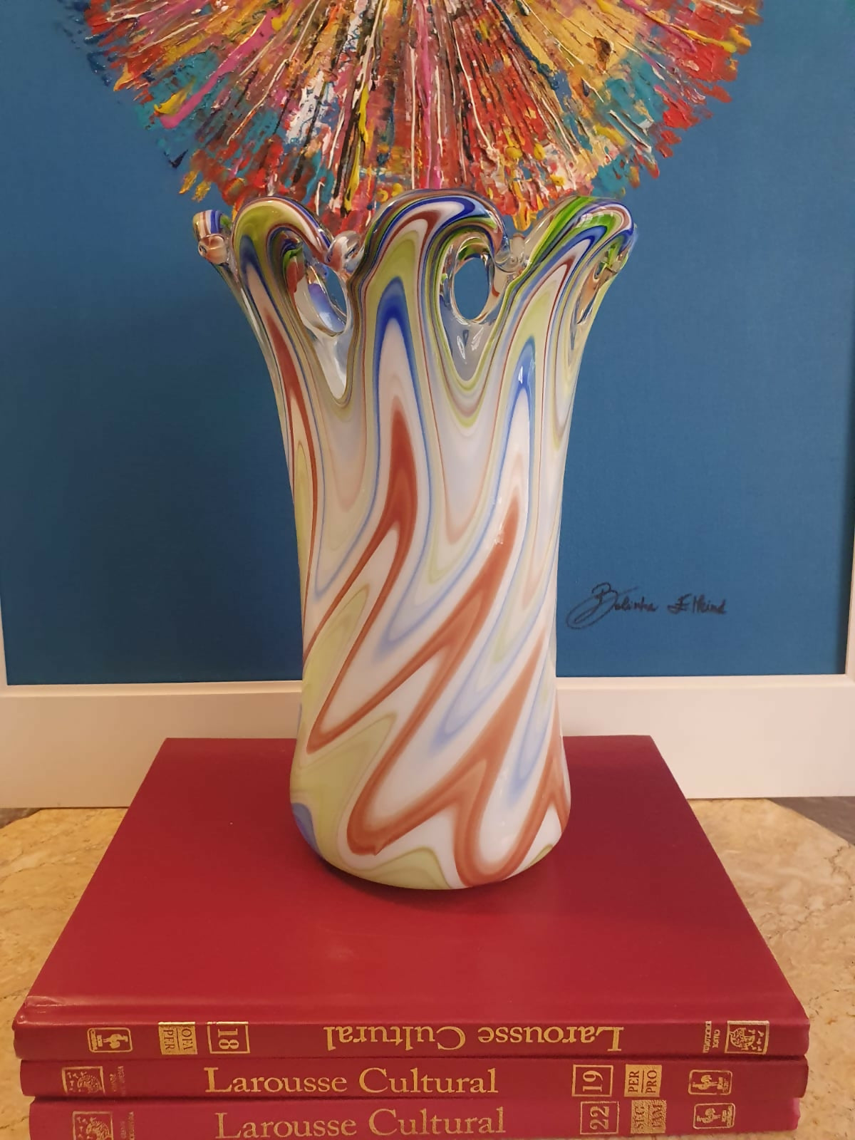 Maravilhoso e impecável vaso de Murano colorido.