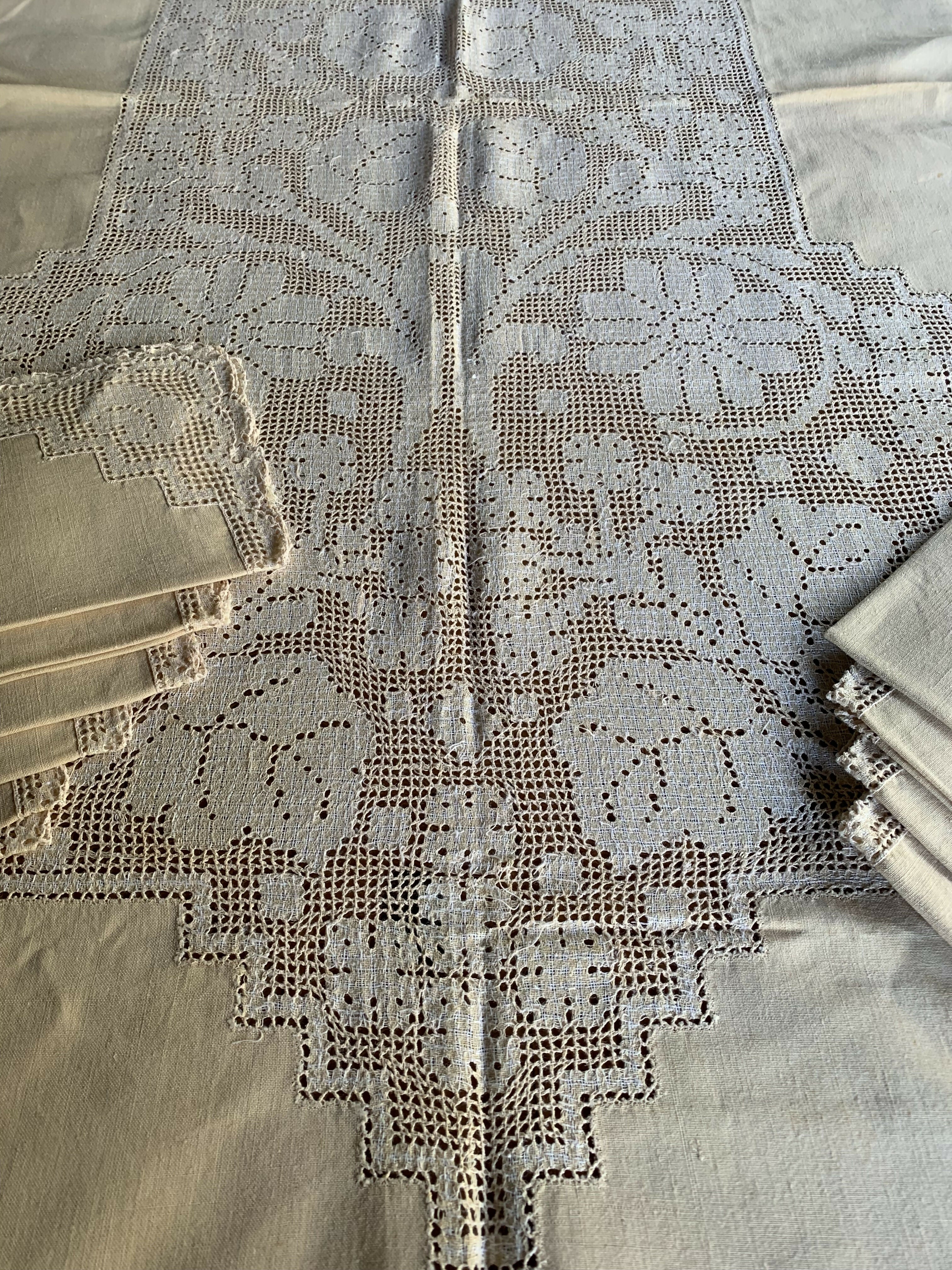 Toalha de mesa em linho bordada com guardanapos
