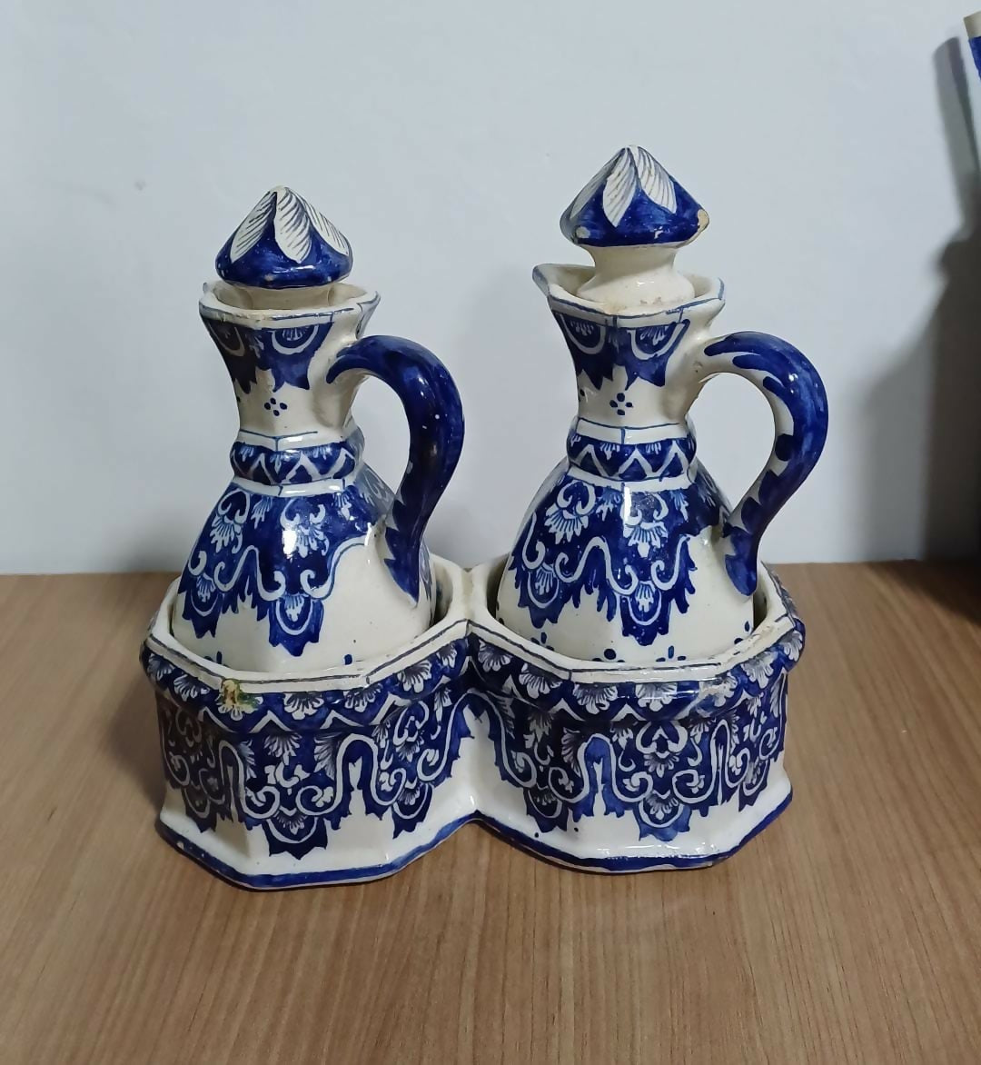 Galheteiro de Porcelana Francesa com detalhes azuis