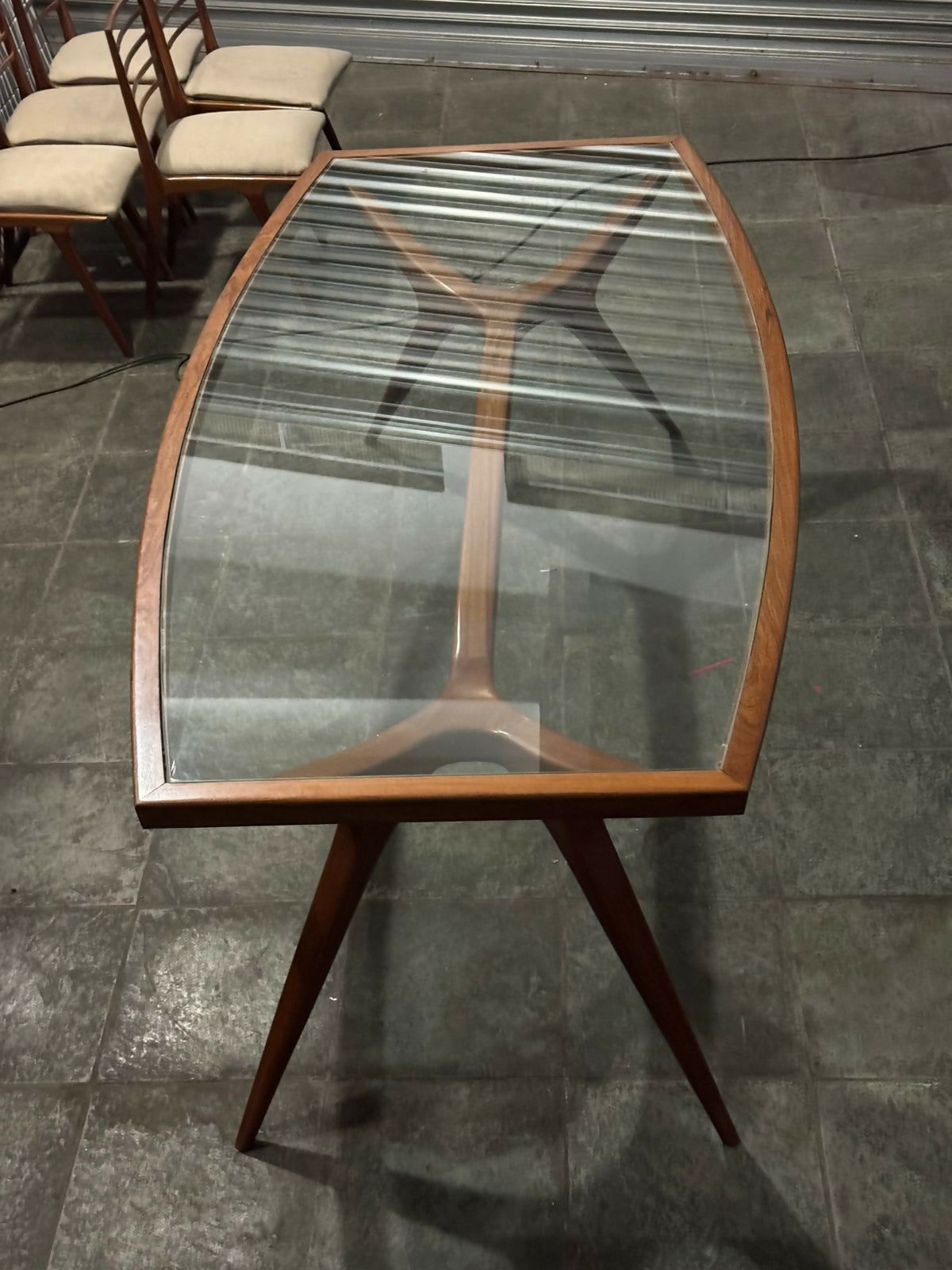 Mesa de jantar vintage anos 50 em madeira e tampo de vidro