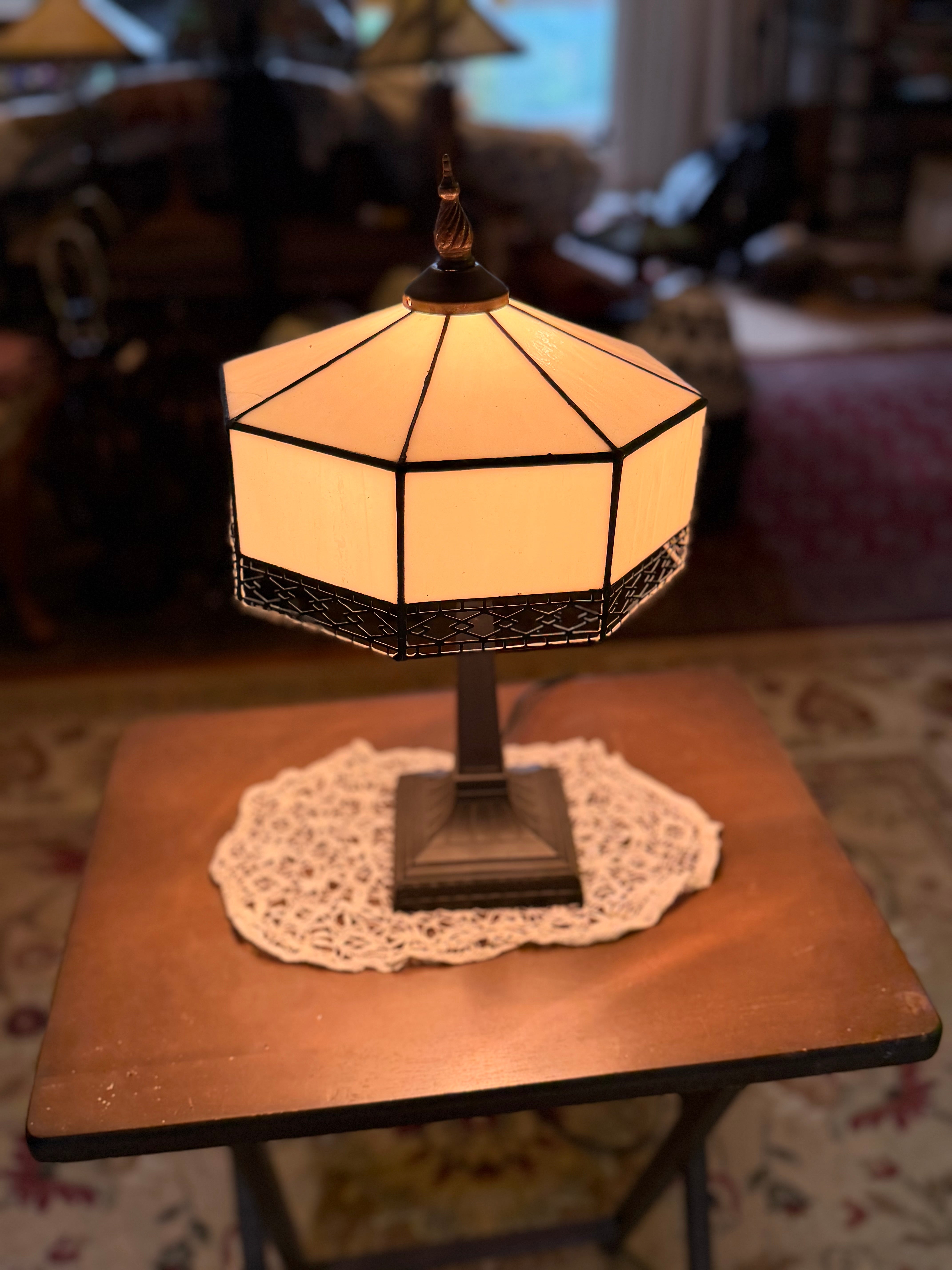 Elegante Abajur Luminária Tiffany com filigrana de bronze charmosa e vidros brancos foscos