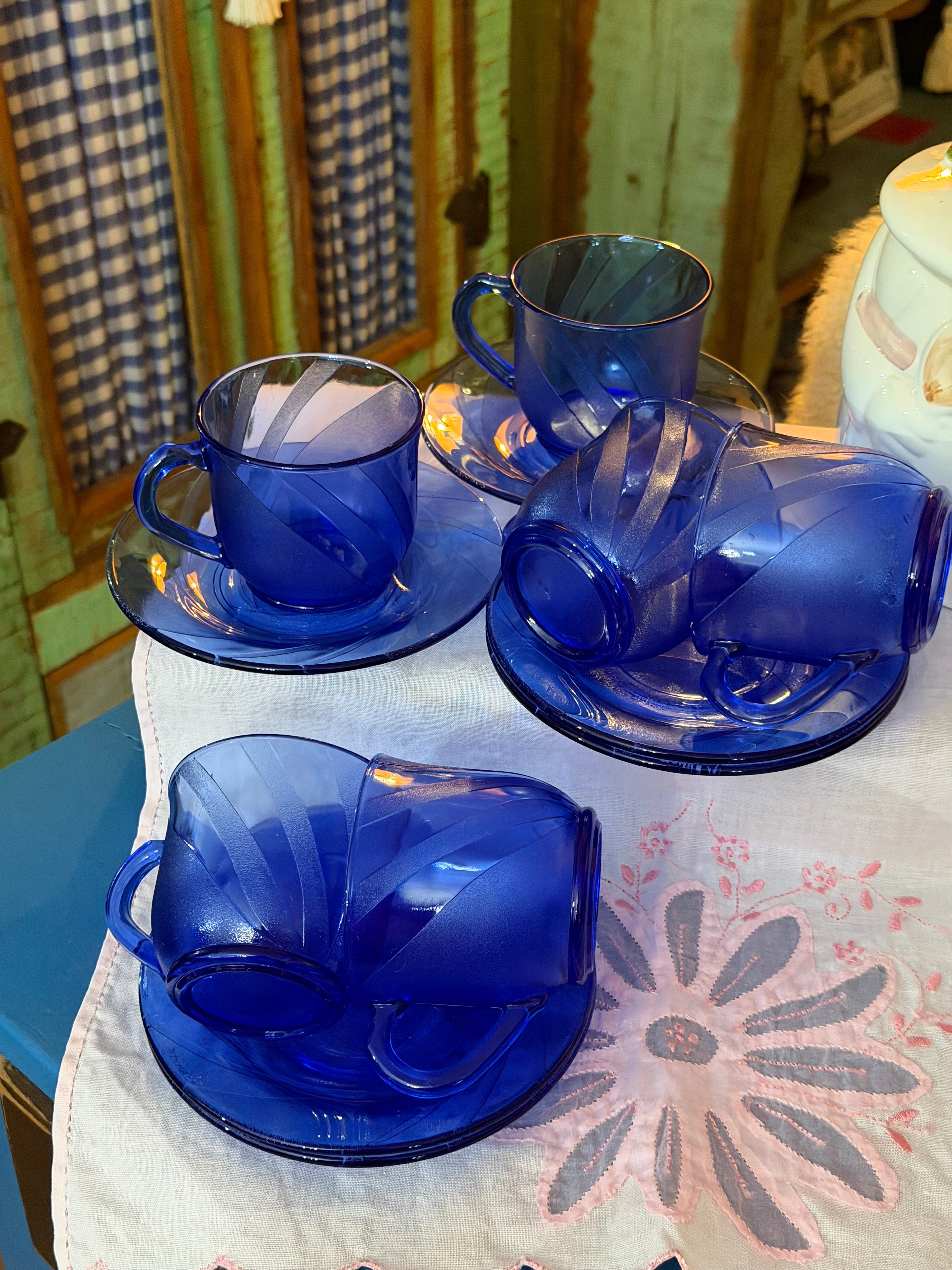 Maravilhoso conjunto  antigo de xícaras de chá da marca Nadir Figueiredo, linha Costa Azul. São 6 xícaras com seus respectivos pires