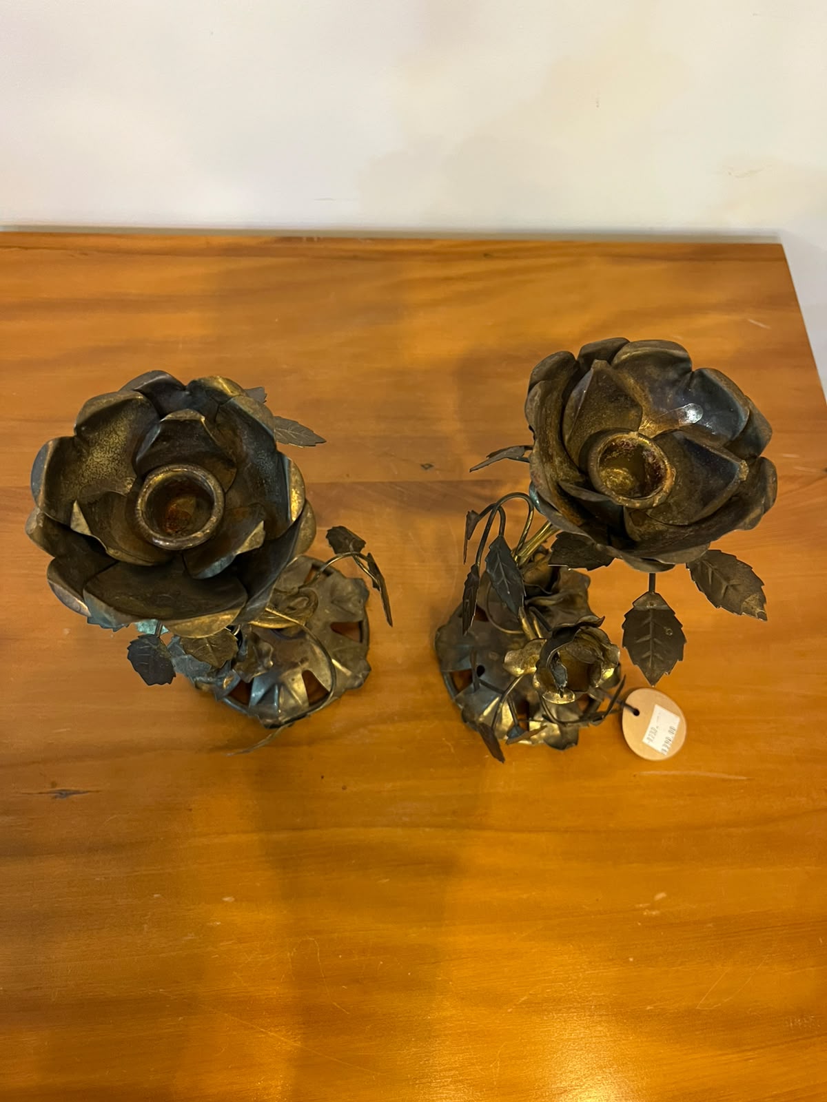 Par de castiçais em latão com rosas e folhagens – 22 cm