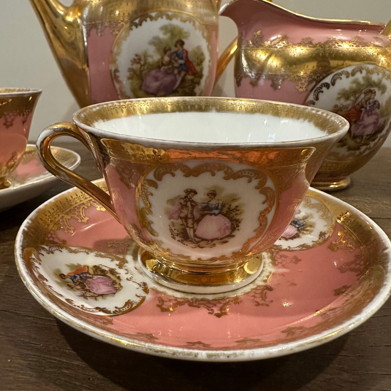 Jogo chá Luis XV tetê a tetê em porcelana inglesa em tons rosa e dourado 