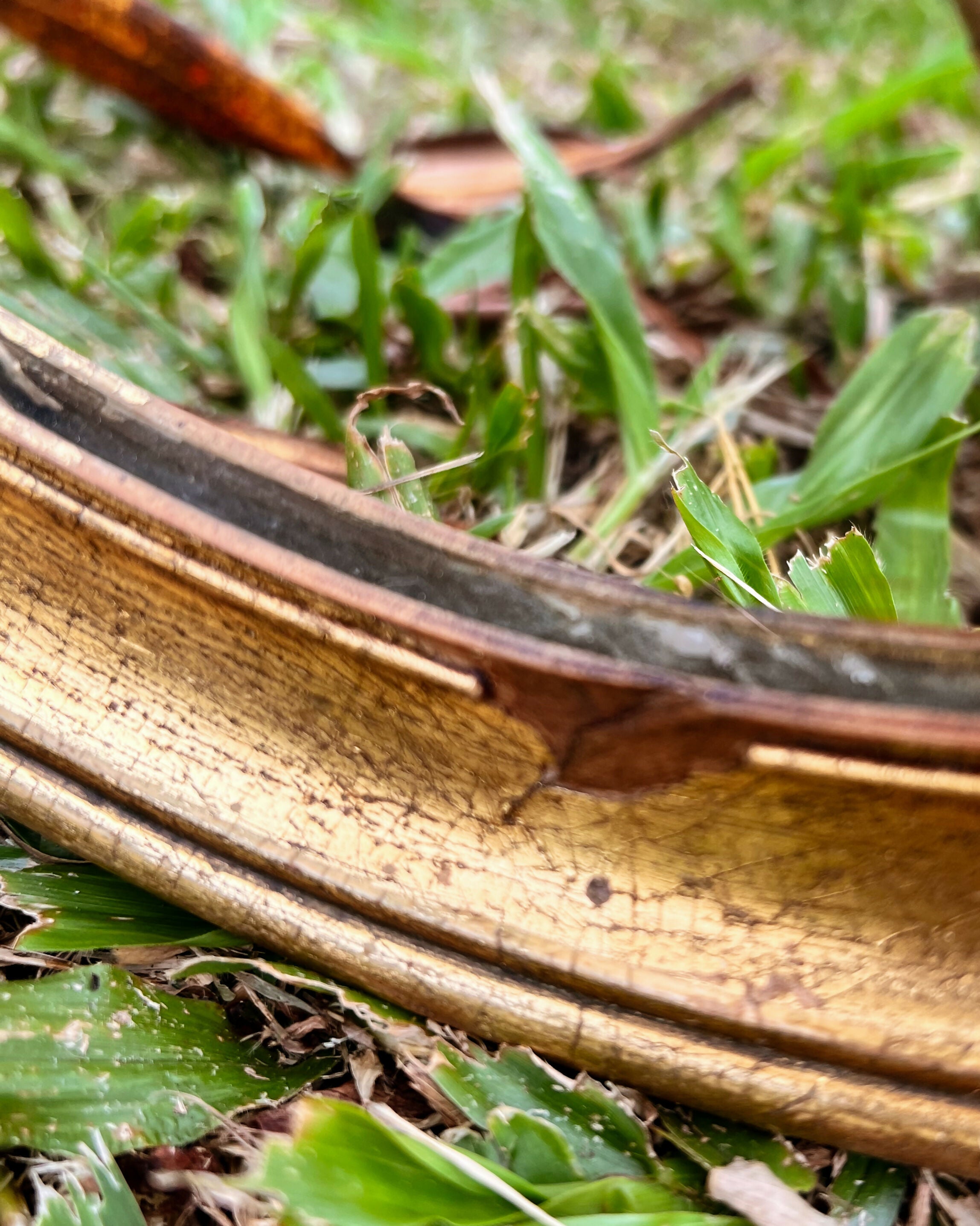 Espelho antigo com moldura em madeira dourada com pátina natural do tempo