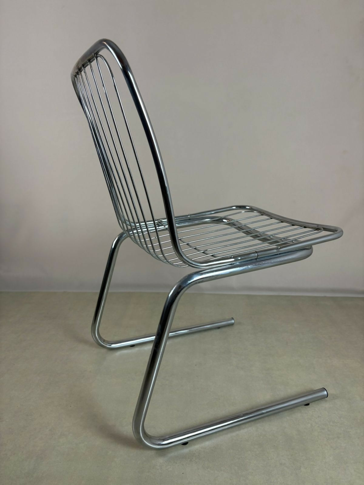 cadeira cromada Pozza 70’s em tecido aveludado azul (unitária)