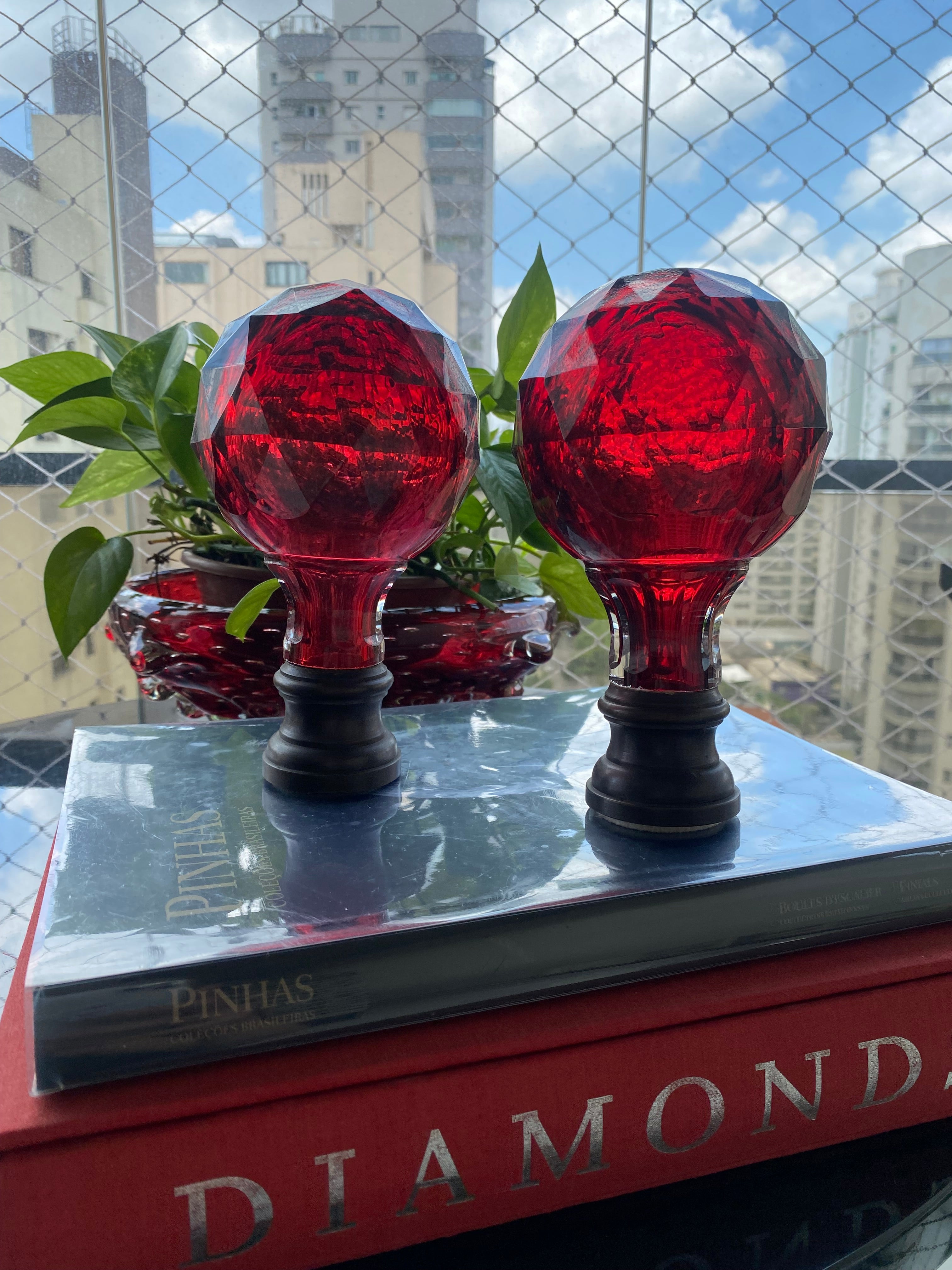 Par de Pinhas de Cristal Vermelho 