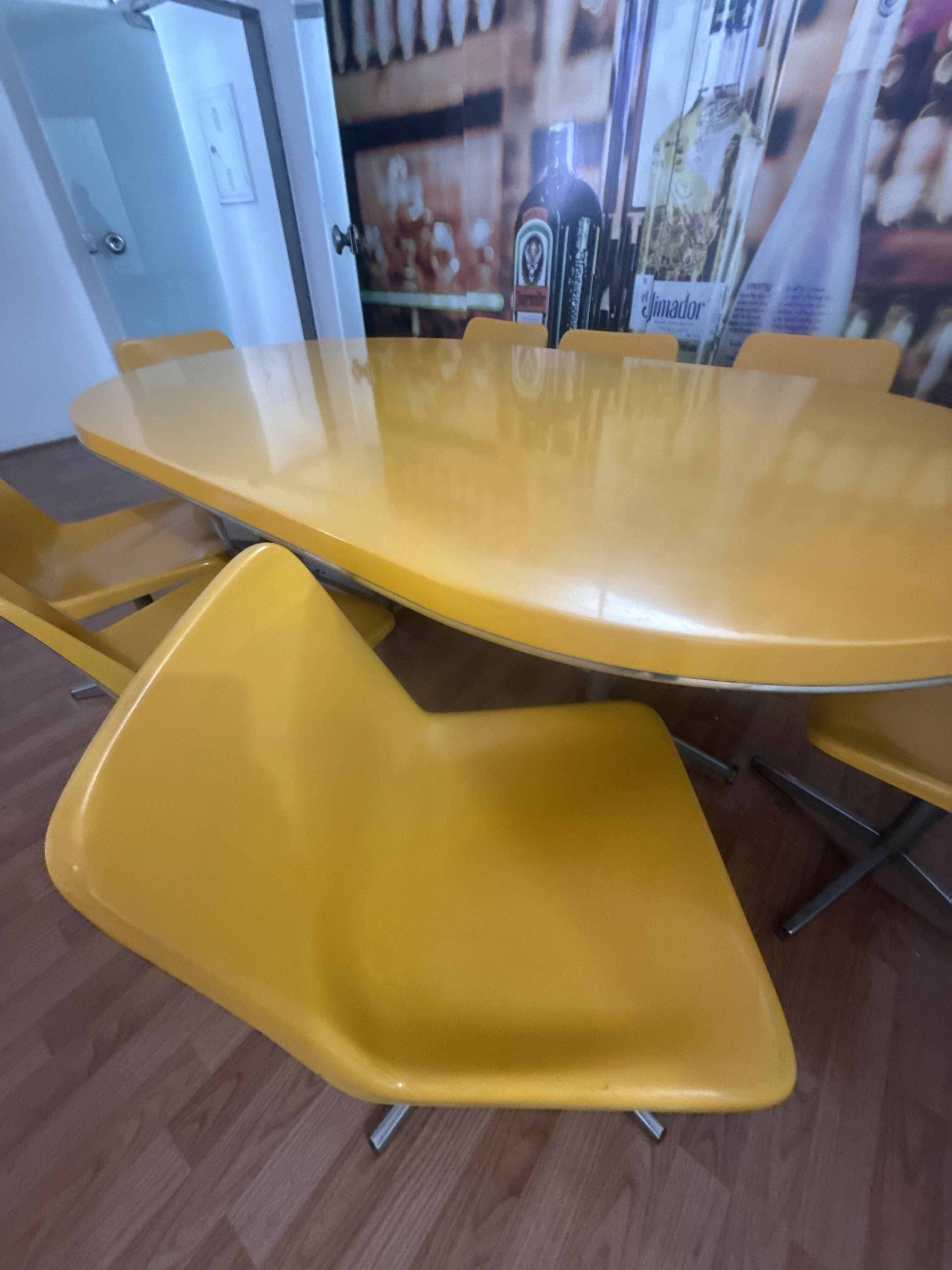 Conjunto Vintage Anos 70 – Mesa de Fibra + 8 Cadeiras – Móveis Gyotoku – RARÍSSIMO