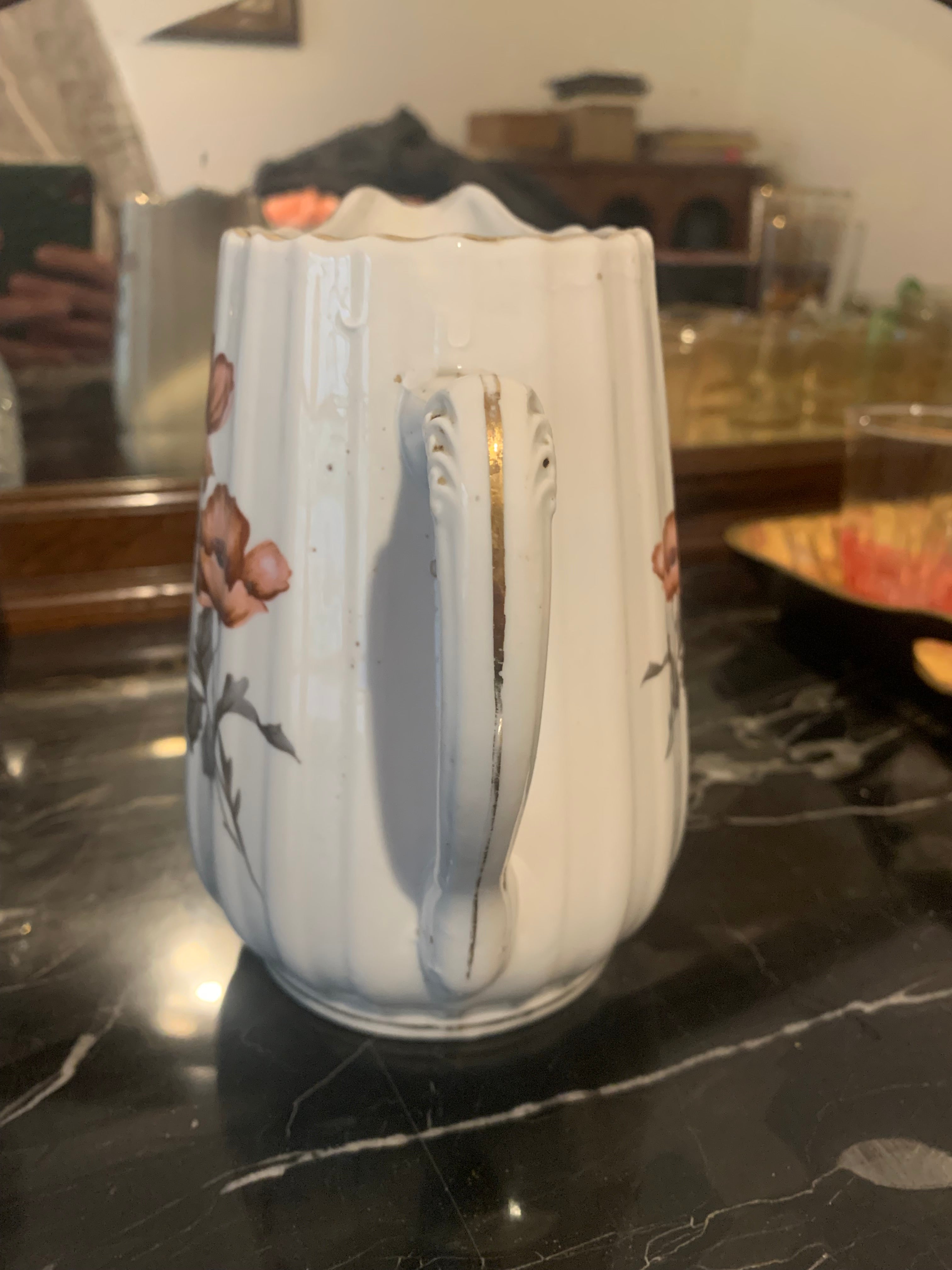 Antiguinha e linda leiteira em porcelana canelada com desenho floral 