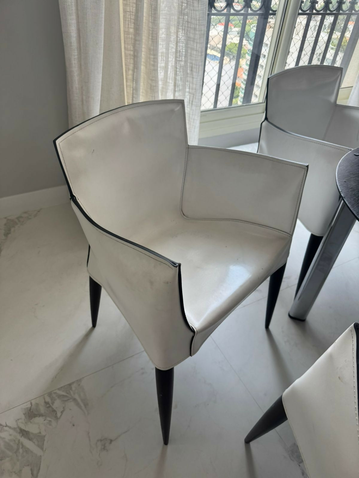 Conjunto de 8 Cadeiras de couro e madeira