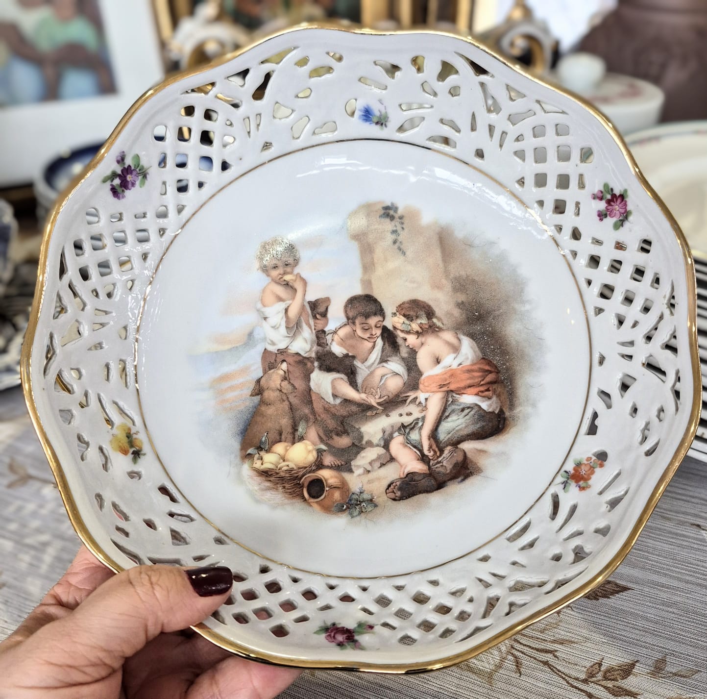 Fruteira em forma de bowl / tigela em porcelana alemã vintage fenestrada incrível e impecável,  em estado de vitrine,  Schumann Arzberg Bavaria.