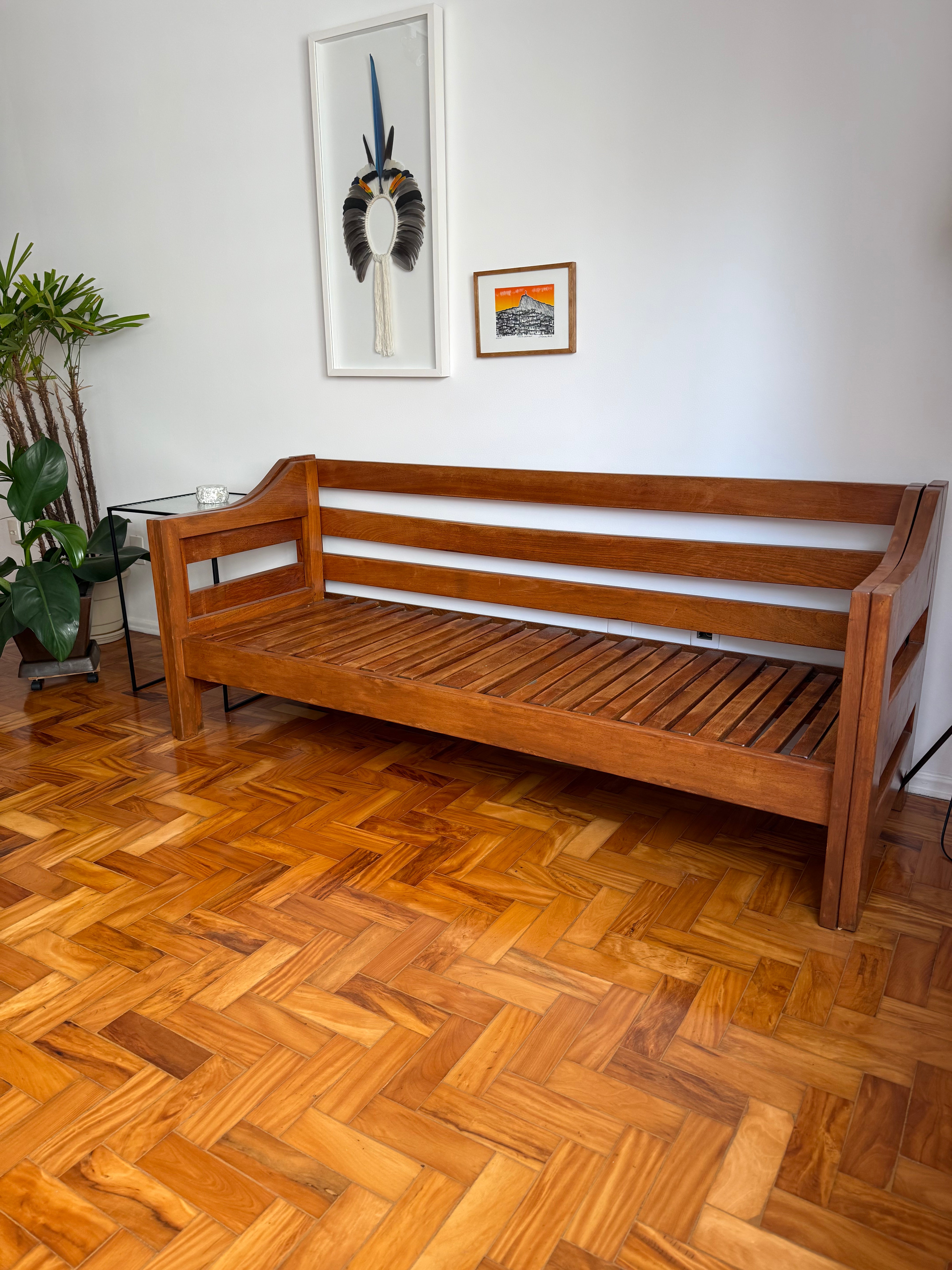 Sofá cama de madeira maciça estruturada, com estofado em couro marrom feito sob medida