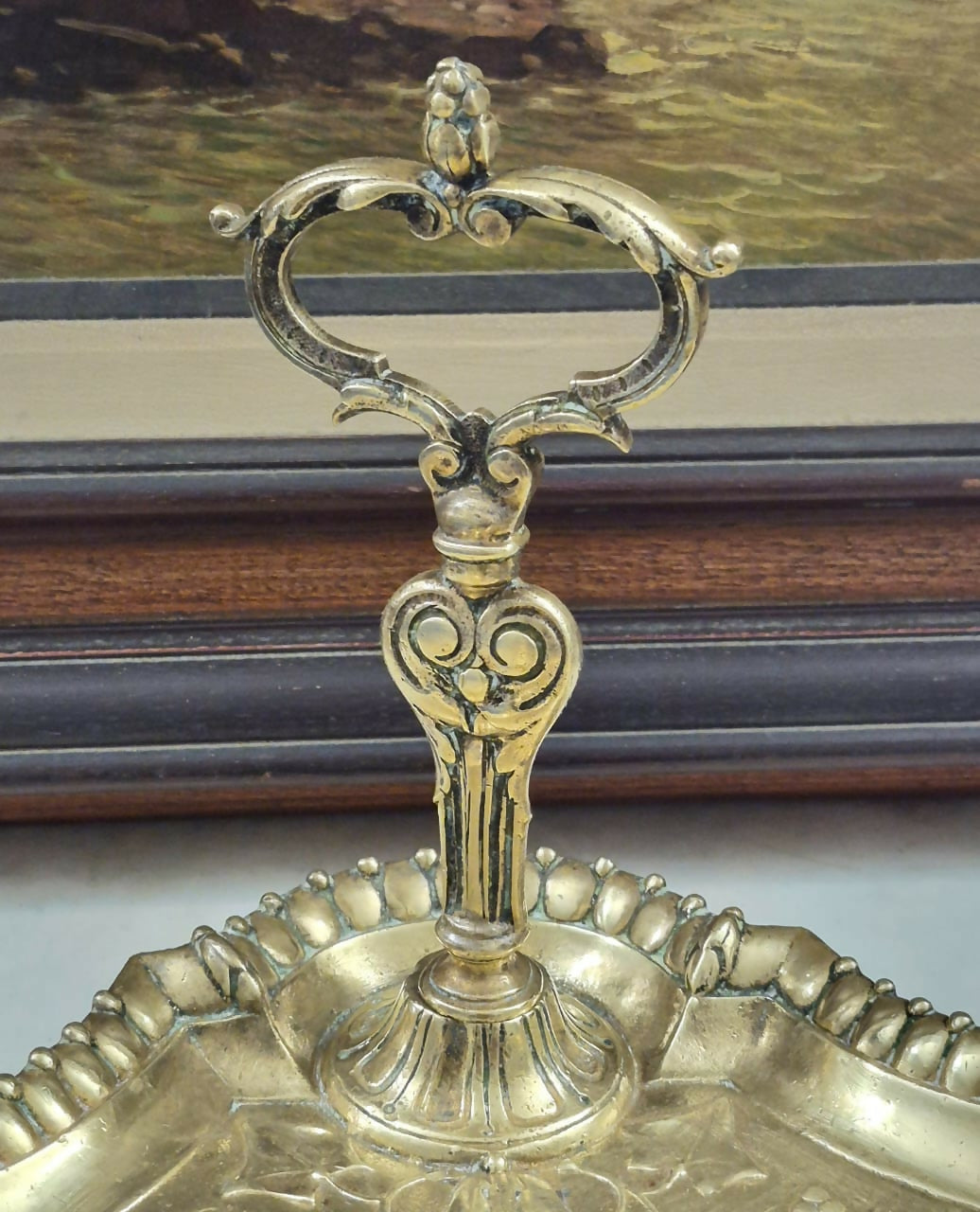 Incrível petisqueira / fruteira em bronze maciço com maravilhoso cinzelamento Art Noveau.
