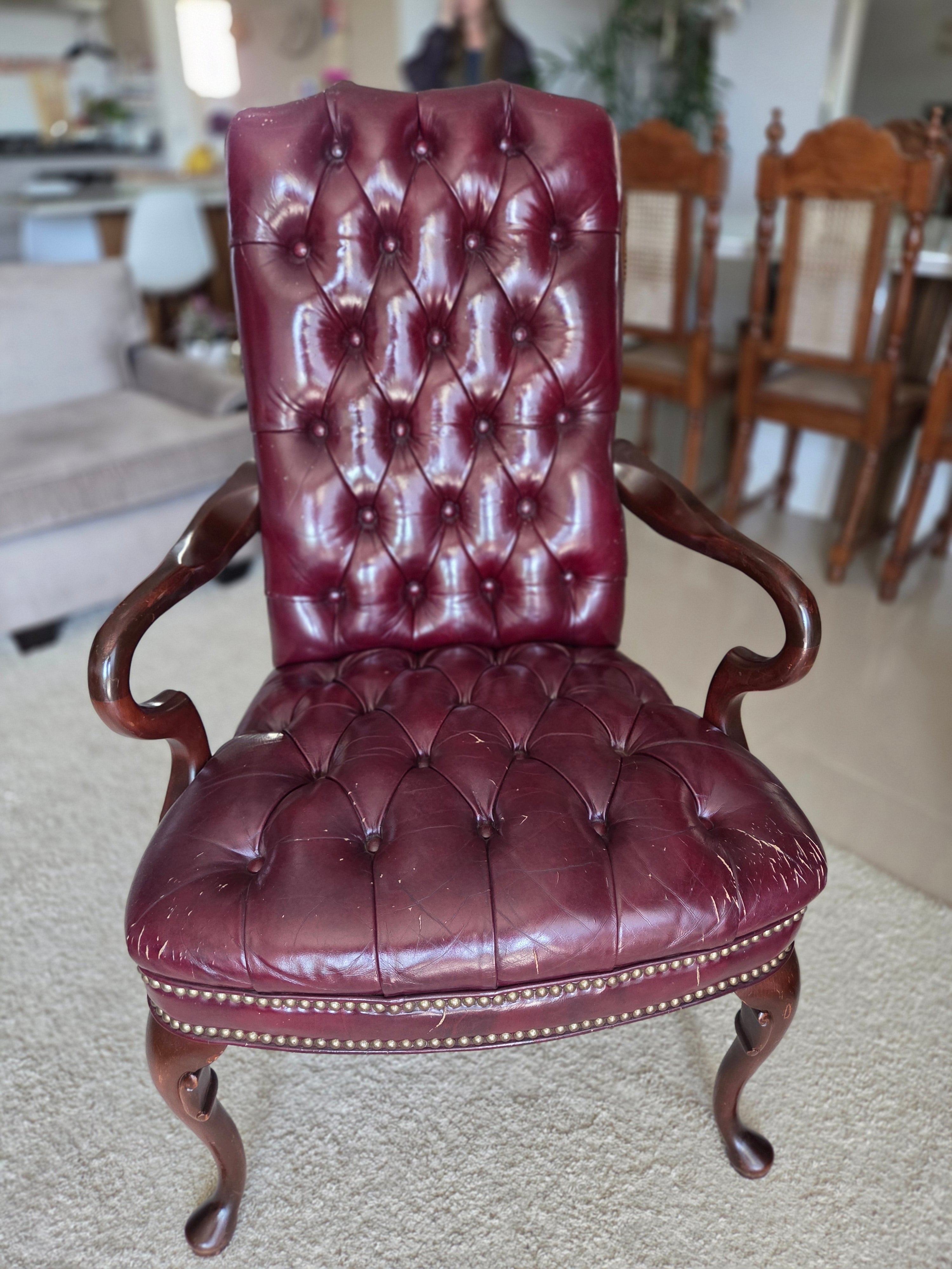 Poltrona com braço estilo Chesterfield Queen Anne em couro bordô.