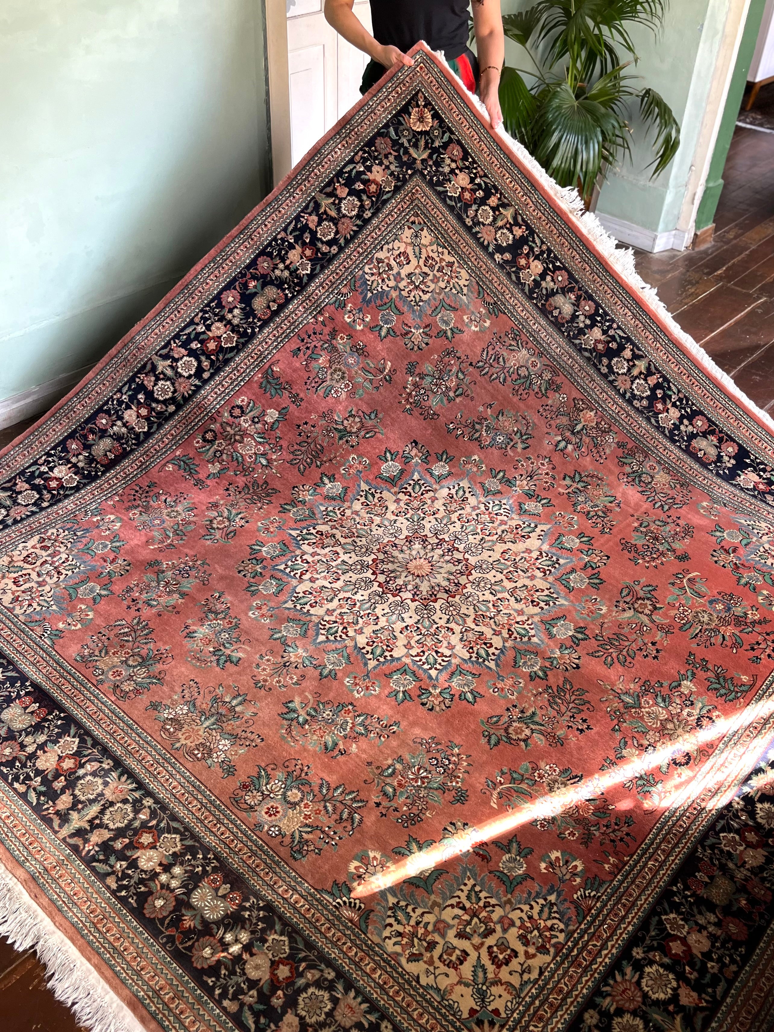 Tapete Persa Kashan 2,52 x 2,65 de coloração rosa antigo e azul