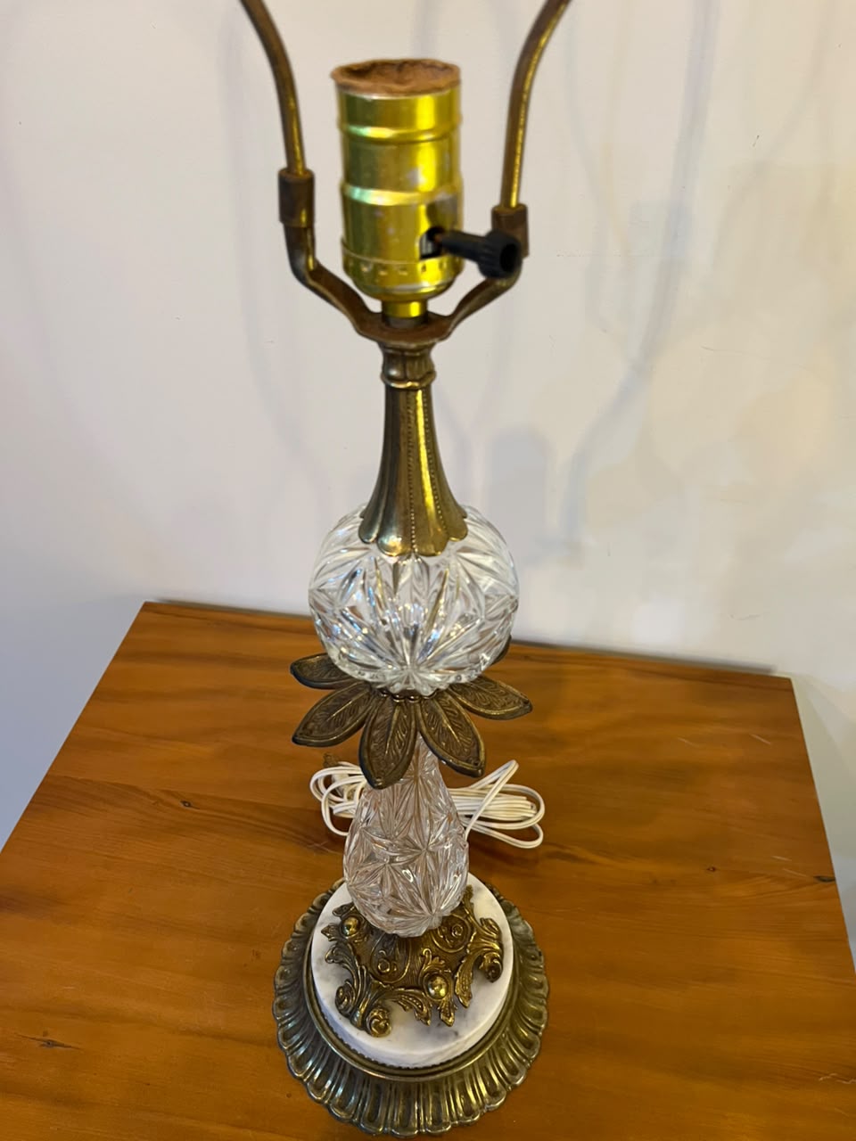 Base De Abajur Vintage Em Vidro Lapidado, Metal Ornamentado E Mármore – 50 Cm
