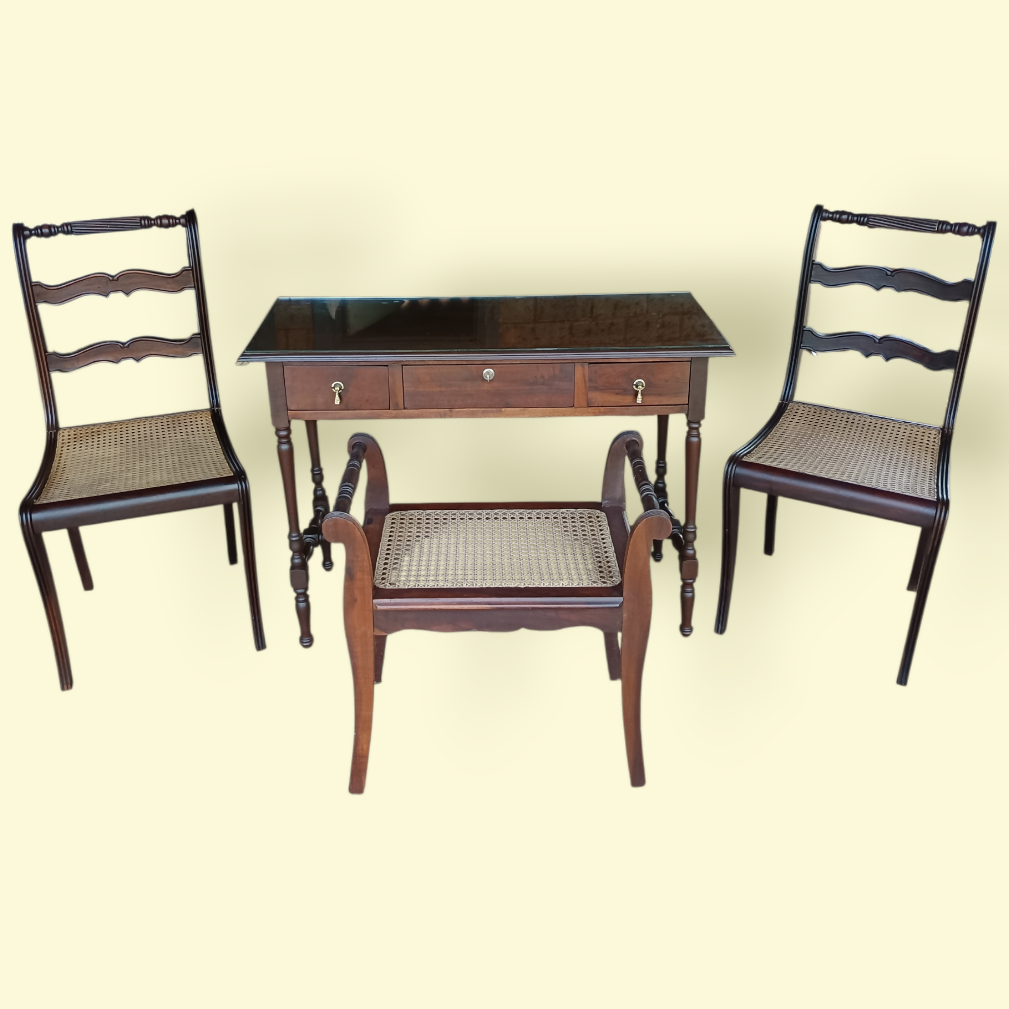 Conjunto Aparador Colonial + 2 cadeiras + 1 banco em palhinha