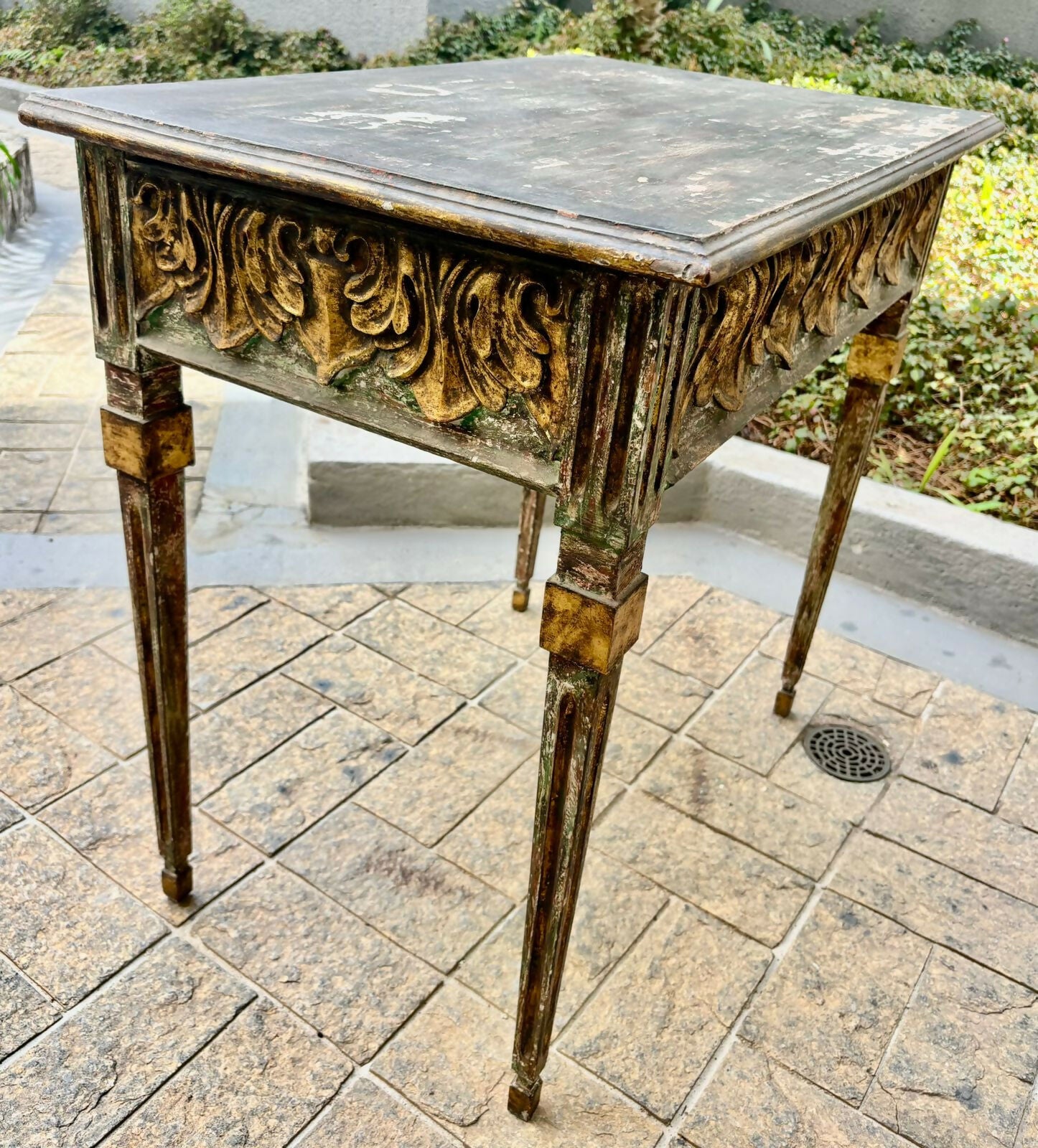 Antigo Aparador / Mesinha madeira maciça entalhada