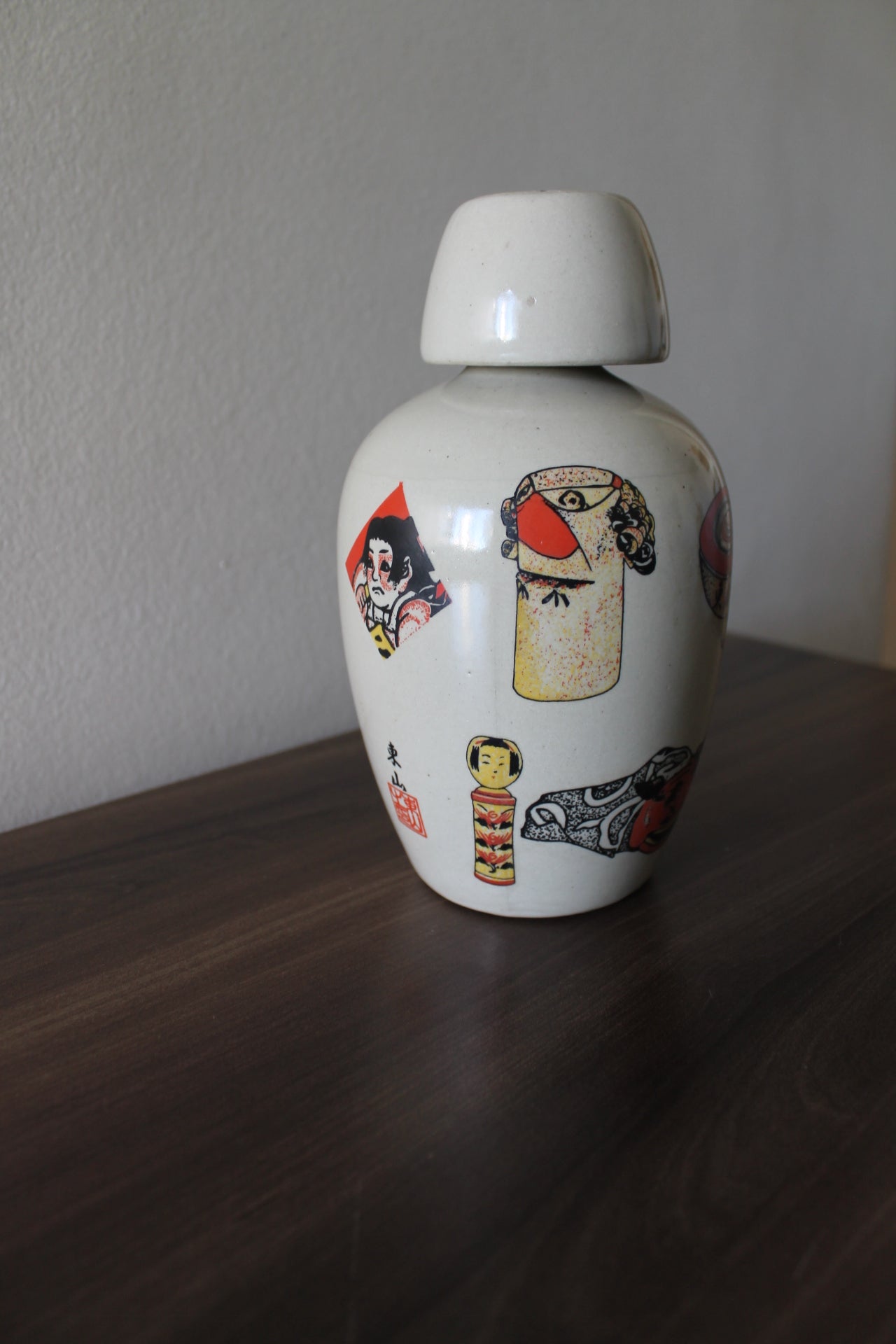 Garrafa Japonesa em Cerâmica – Decoração Tradicional com Daruma e Figuras Japonesas