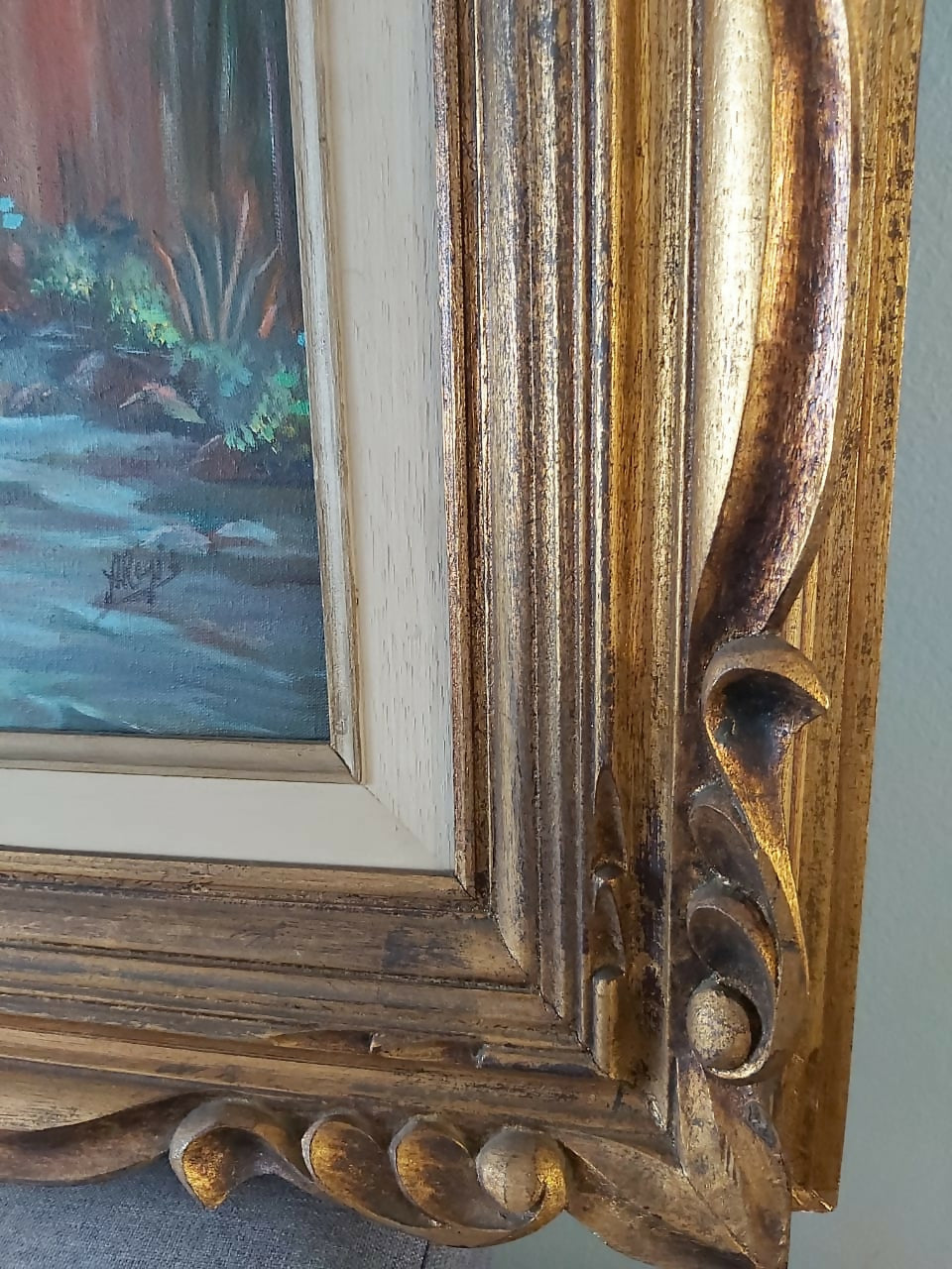 Quadro, óleo sobre tela, que retrata casario em vilarejo à beira do rio. Linda!