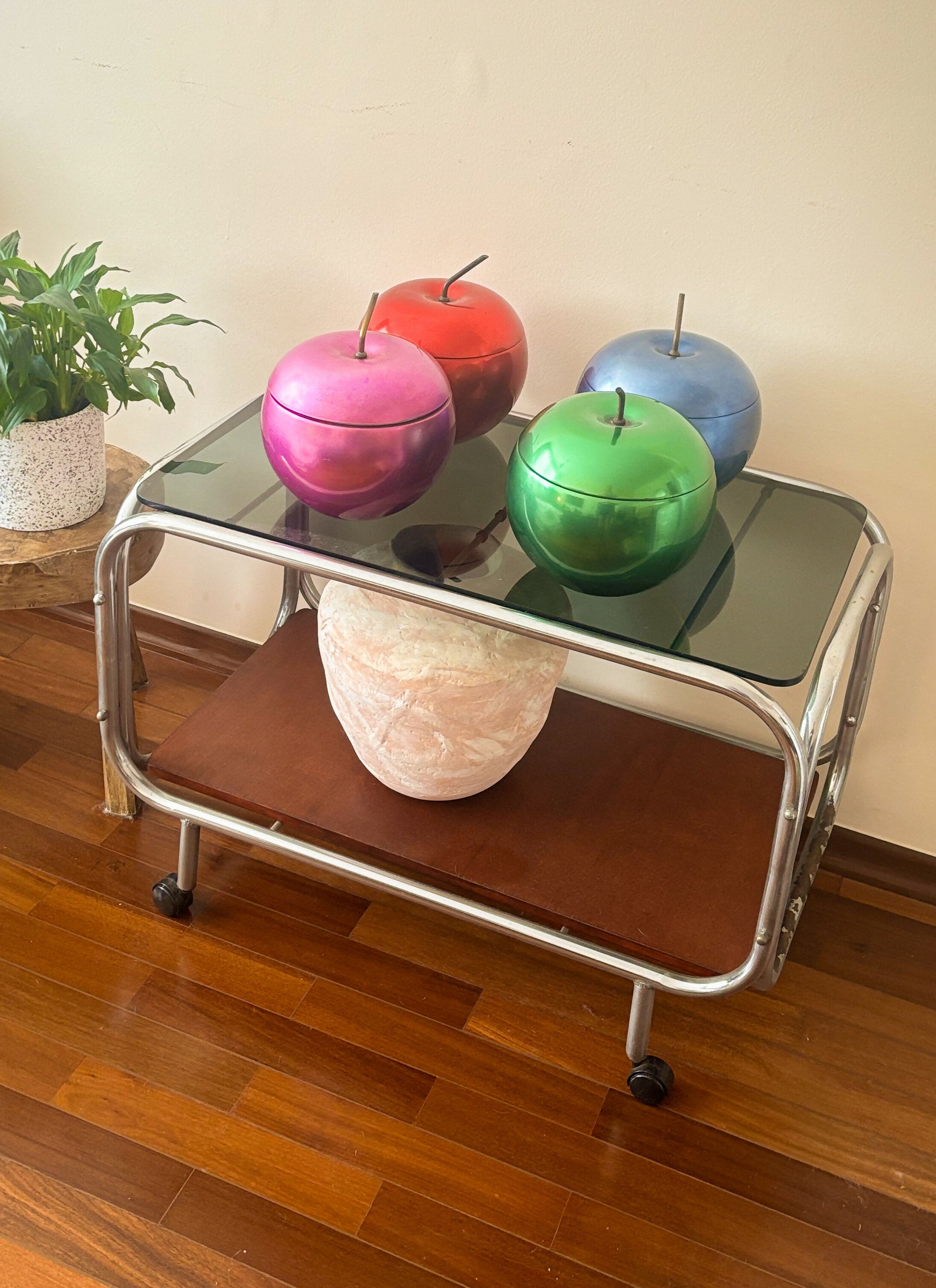 Barzinho em metal tubular cromado e vidro fumê