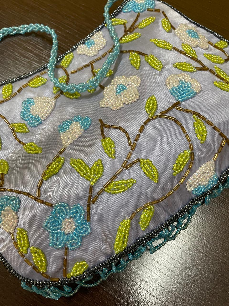 Bolsa de mão azul Vintage de miçangas. com motivos florais 