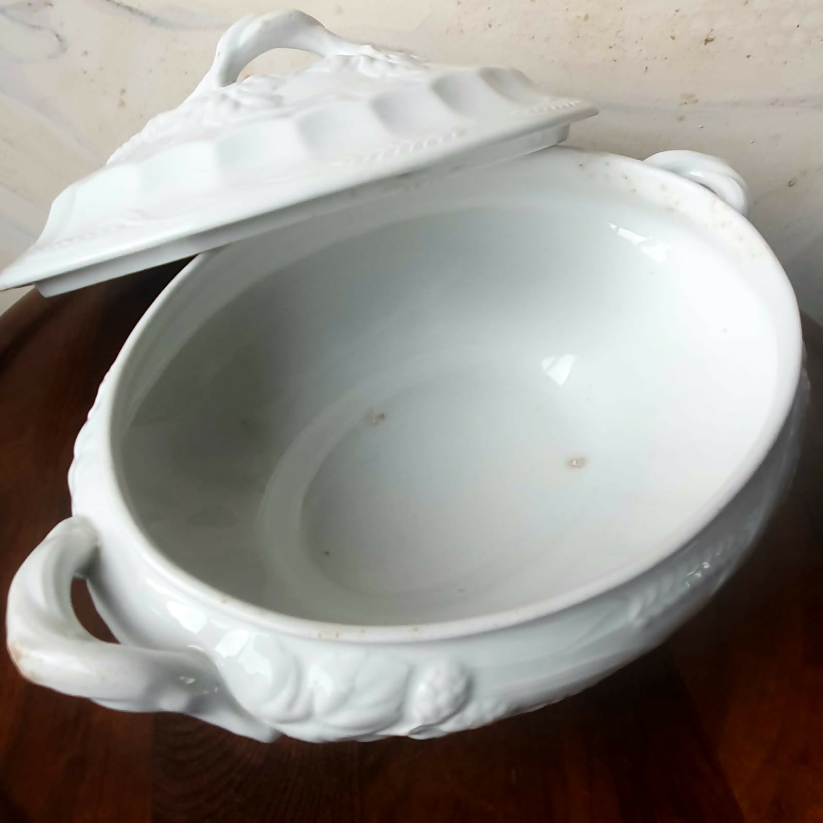 Sopeira em ironstone inglês J&amp;G Meakin branca padrão Triguinho. Lindo enfeite!