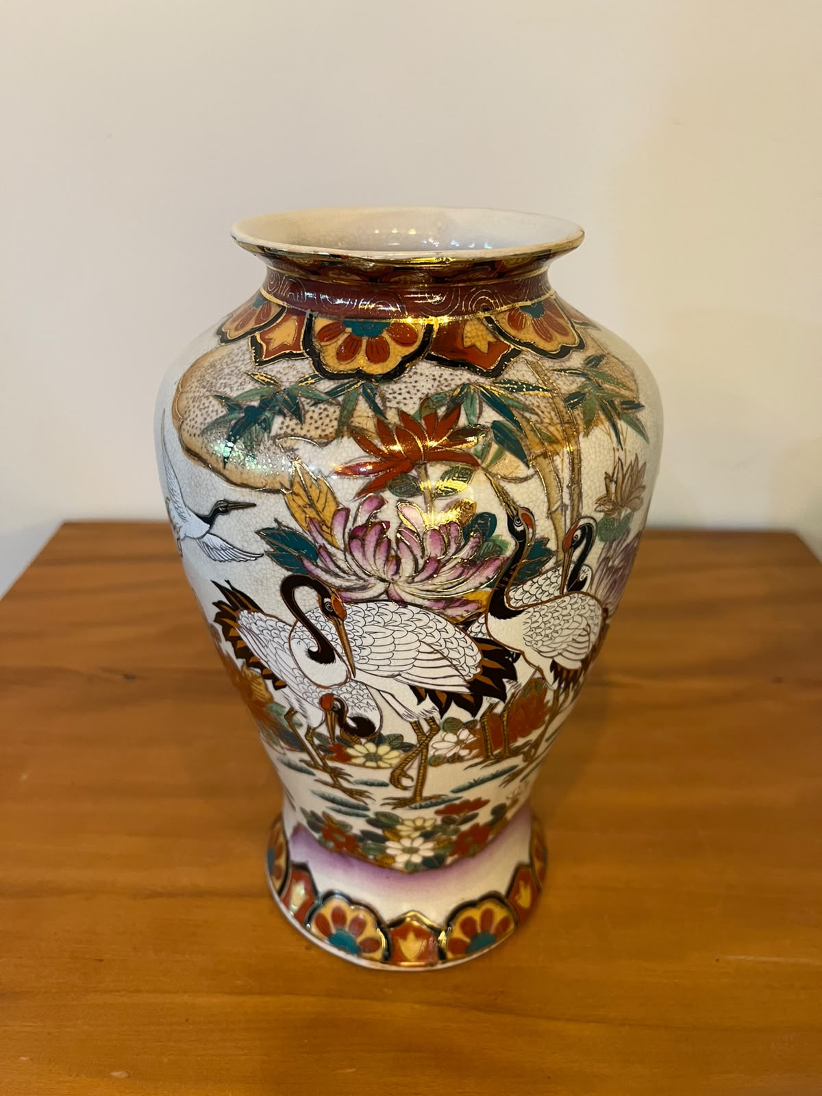 Vaso oriental em porcelana policromada com garças e motivos florais – 26 cm