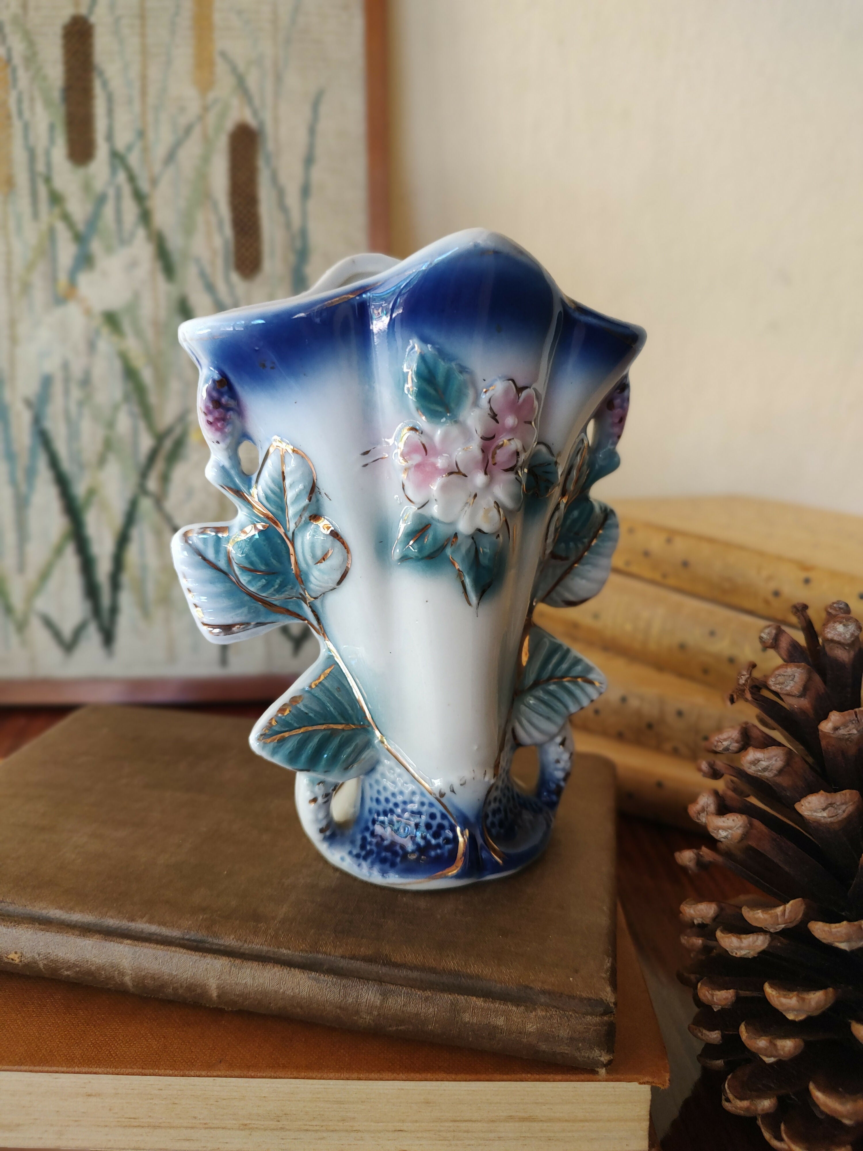 Antiga floreira / vaso em porcelana com detalhes dourados