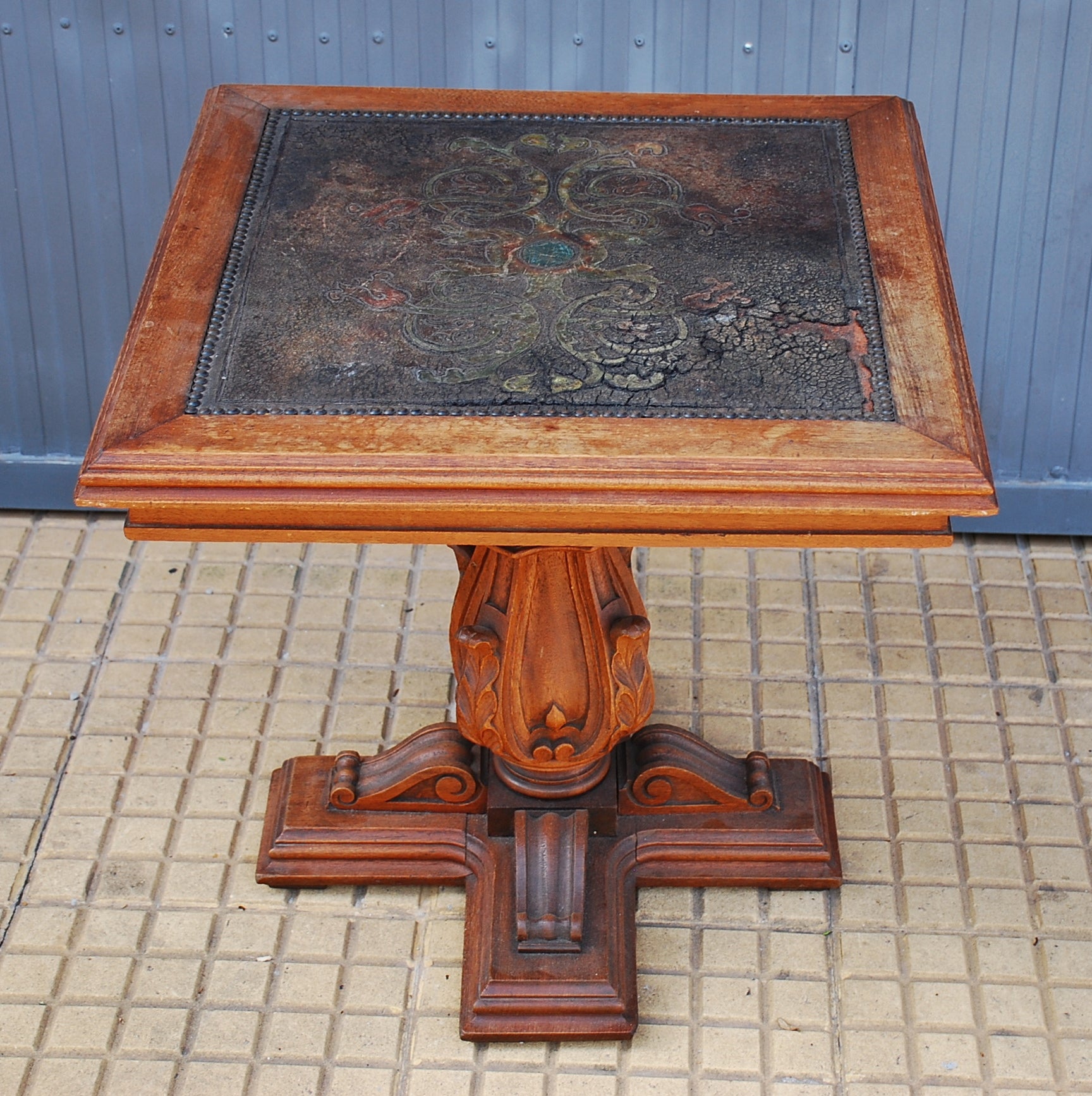 Mesa de centro quadrada vintage ANOS 50 em madeira maciça com tampo em couro.