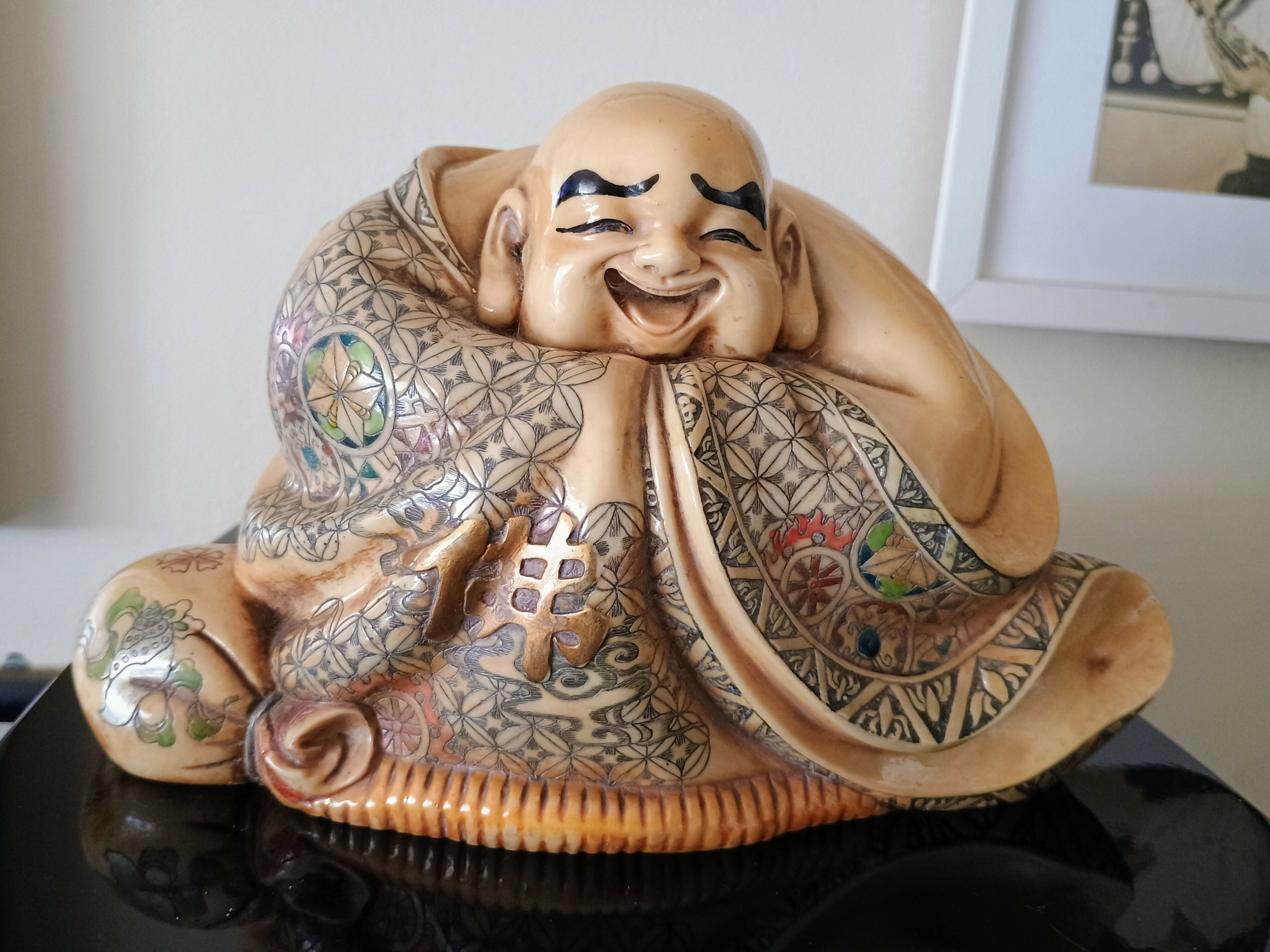 Buda Maitreya esculpido e pintado a mão