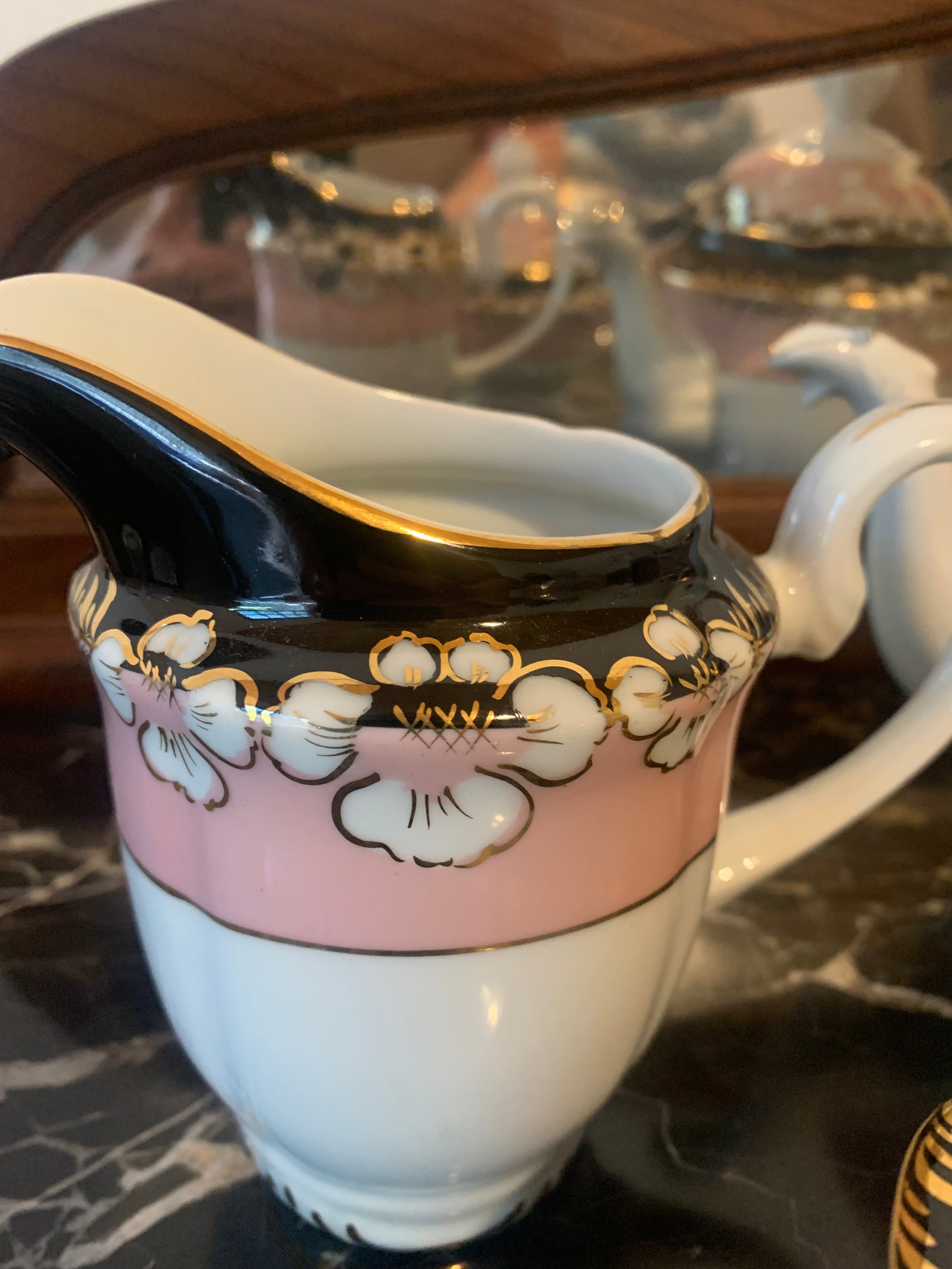 Raro e muito bonito jogo em porcelana Real em rosa, preto e detalhes florais em dourado 