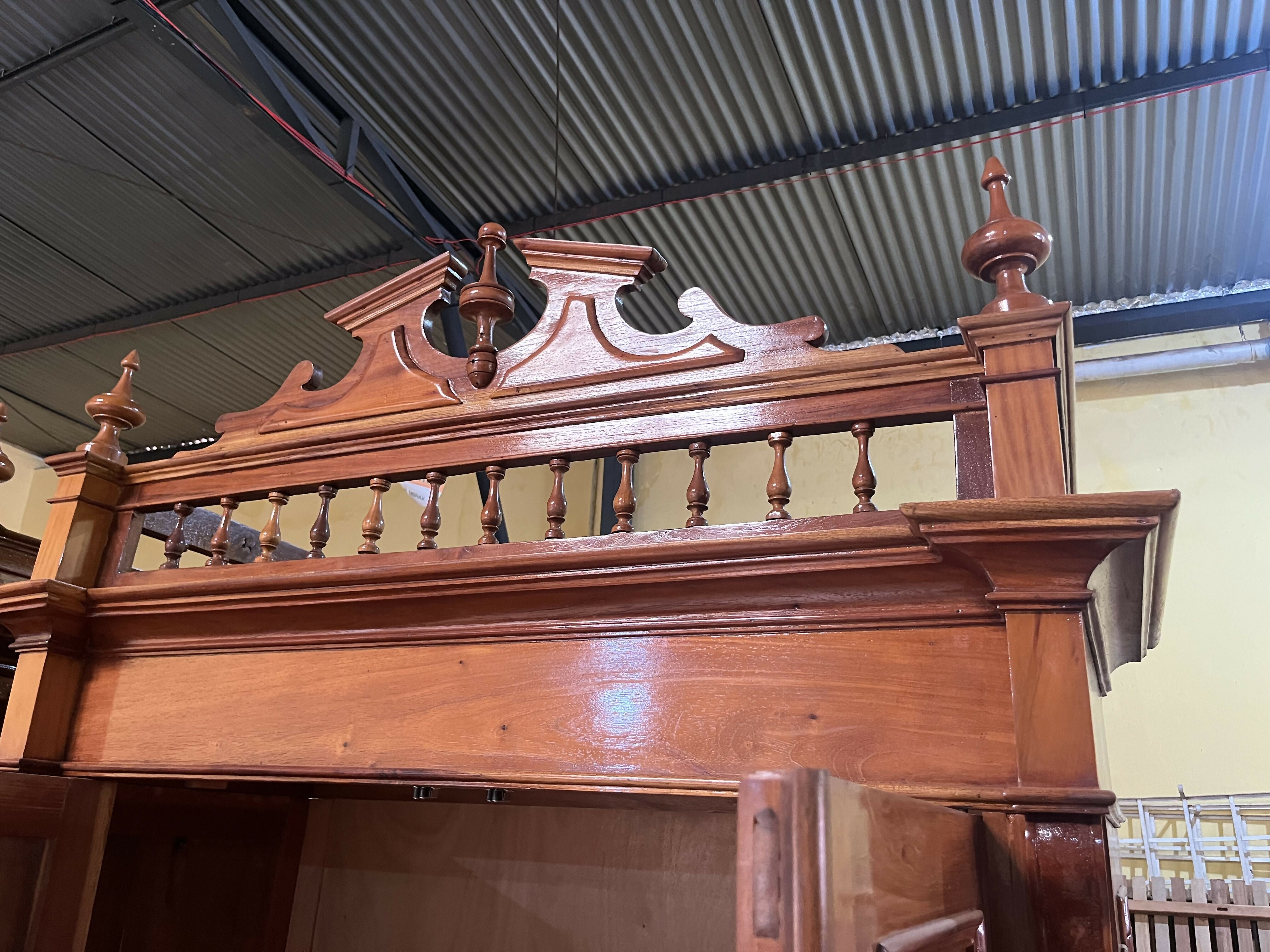 BELÍSSIMO GUARDA ROUPAS IMPÉRIO EM PERFEITO ESTADO (medidas legenda)