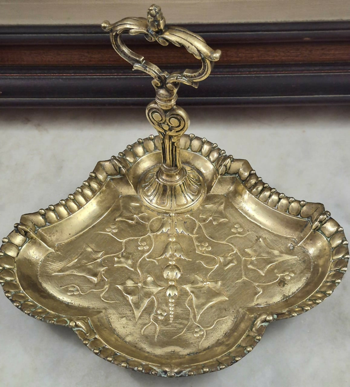 Incrível petisqueira / fruteira em bronze maciço com maravilhoso cinzelamento Art Noveau.
