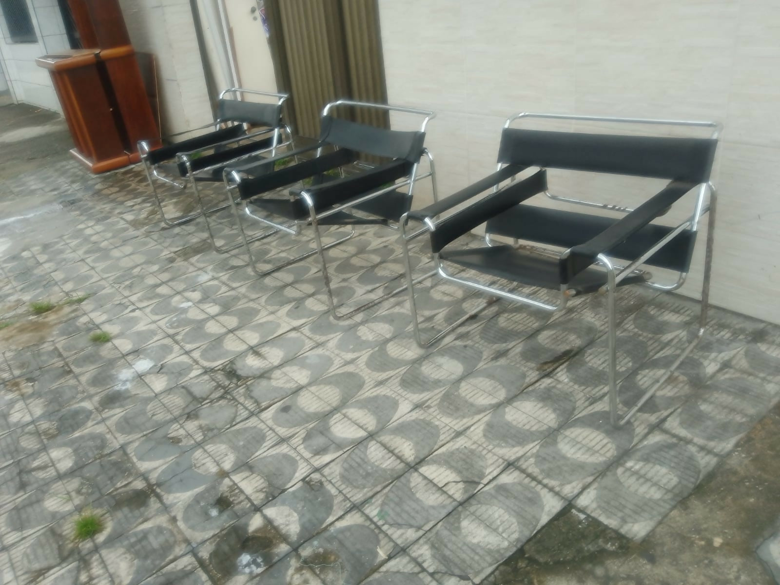 Trio de Poltronas pretas e cromadas