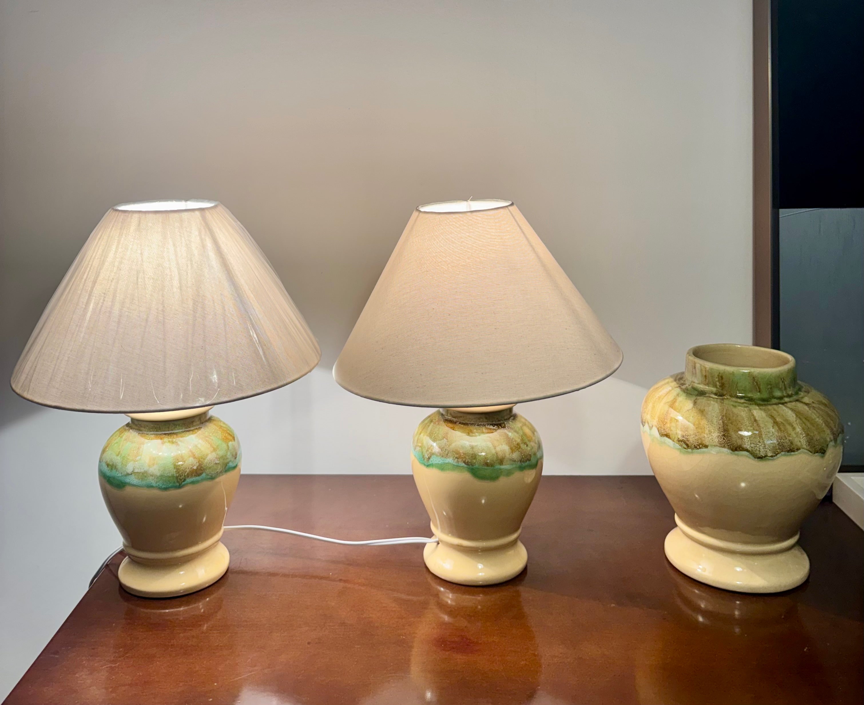 Conjunto Vintage Anos 70 Cerâmica Artística – 2 Luminárias Abajures e 1 Vaso Esmalte Escorrido (Estilo Kostka / Mid-Century)