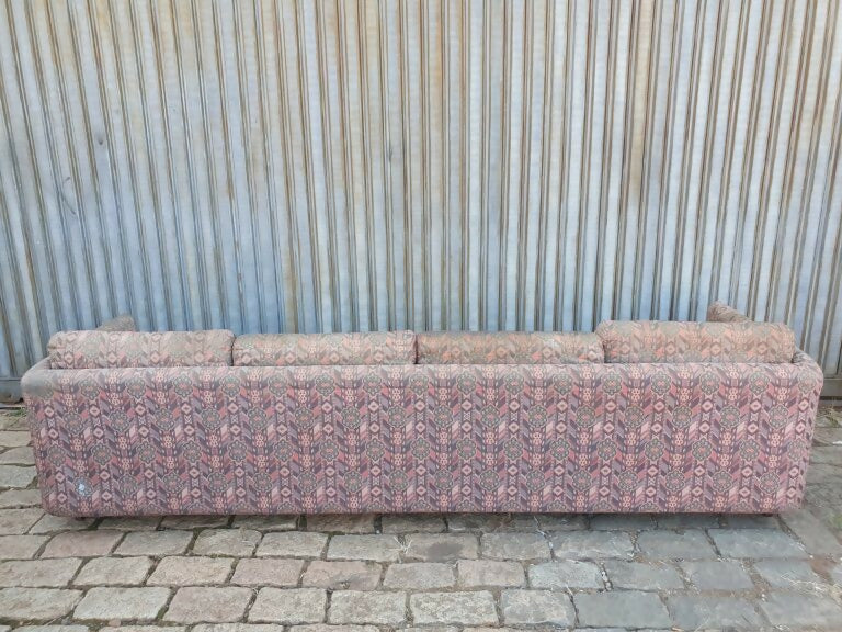 Sofá anos 70 em madeira ebanizada e estofado gobelin