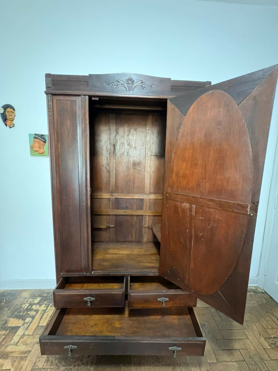 Guarda roupa de madeira entalhada com espelho oval