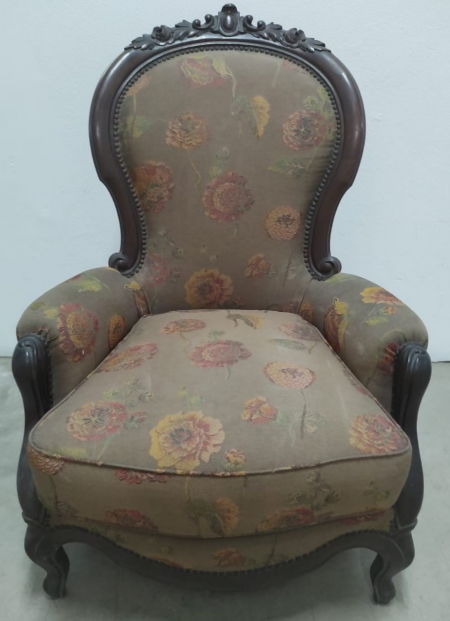 Poltrona em madeira nobre estilo vitoriano com entalhe manual de tema floral.