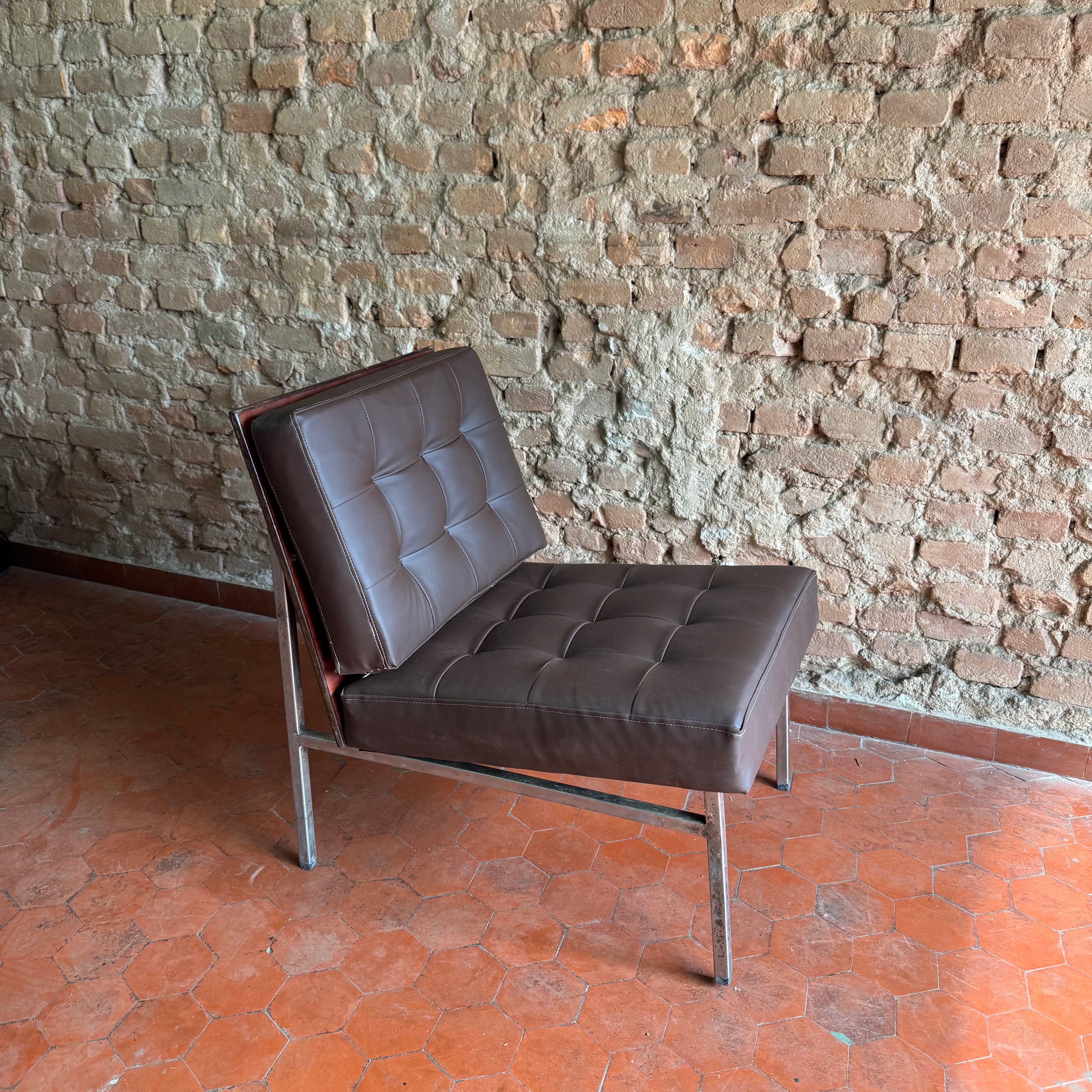 Poltrona em metal cromado com estofado em courvin marrom café e costas em Jacarandá - anos 60