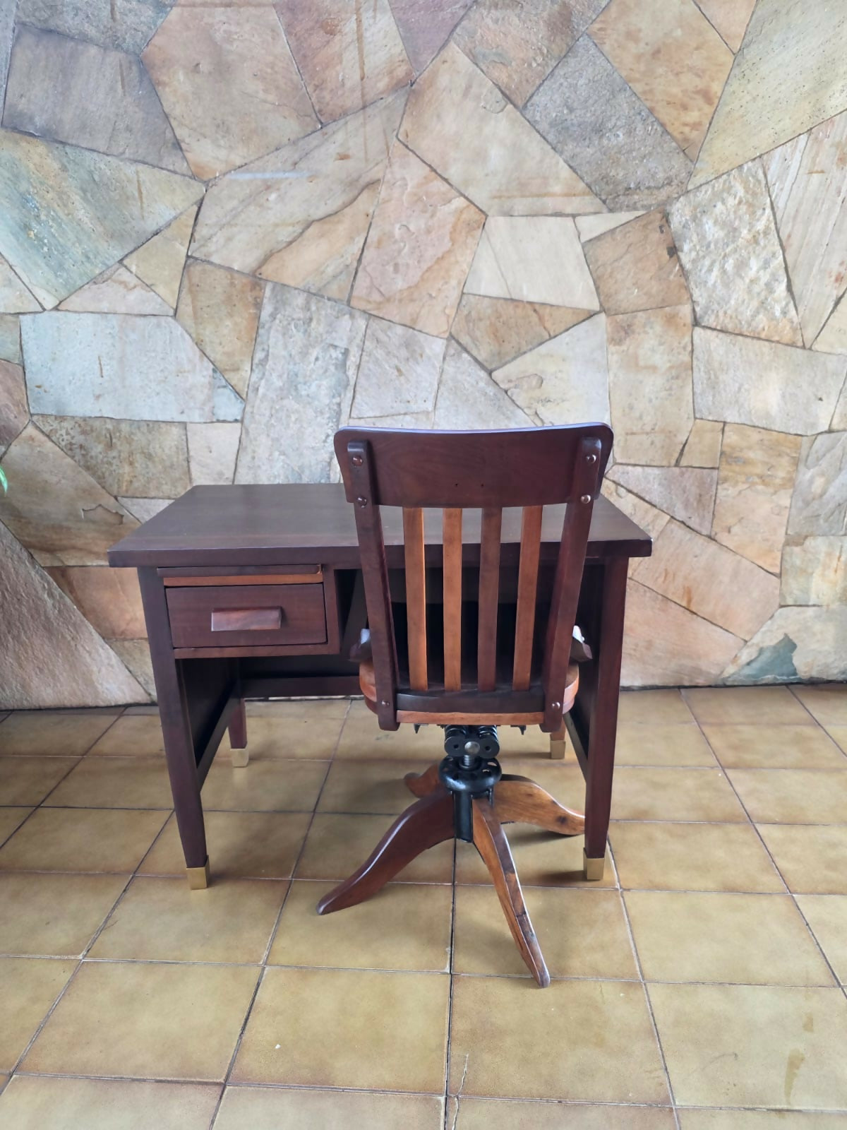 Delicada escrivaninha em imbuia, década de 50