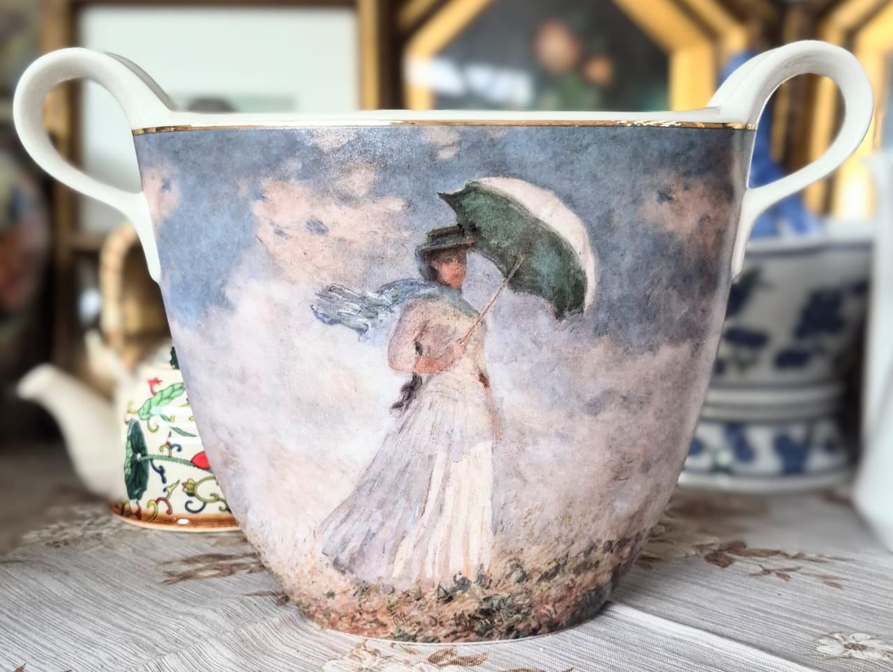  Vaso / Floreira com alças em porcelana alemã Goebel,  coleção Artis Orbis Collection,  maravilhosa.   Edição limitada 68 / 1500, raríssimo e em perfeito estado,  com a linda pintura de Monet: Femme á L ´Ombrelle.