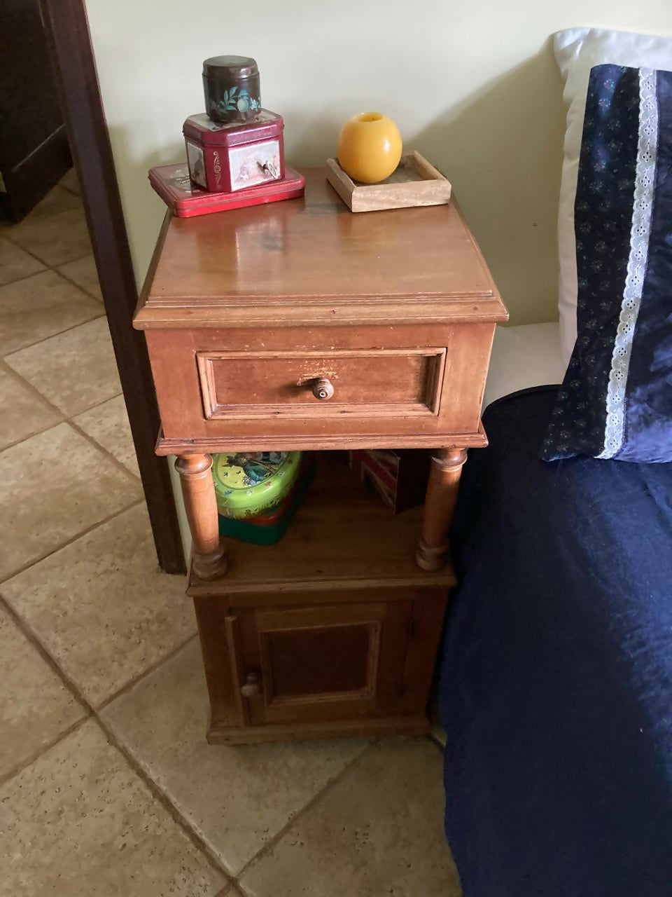 Criado / Móvel de cabeceira antigo - Hotel Sul de Minas