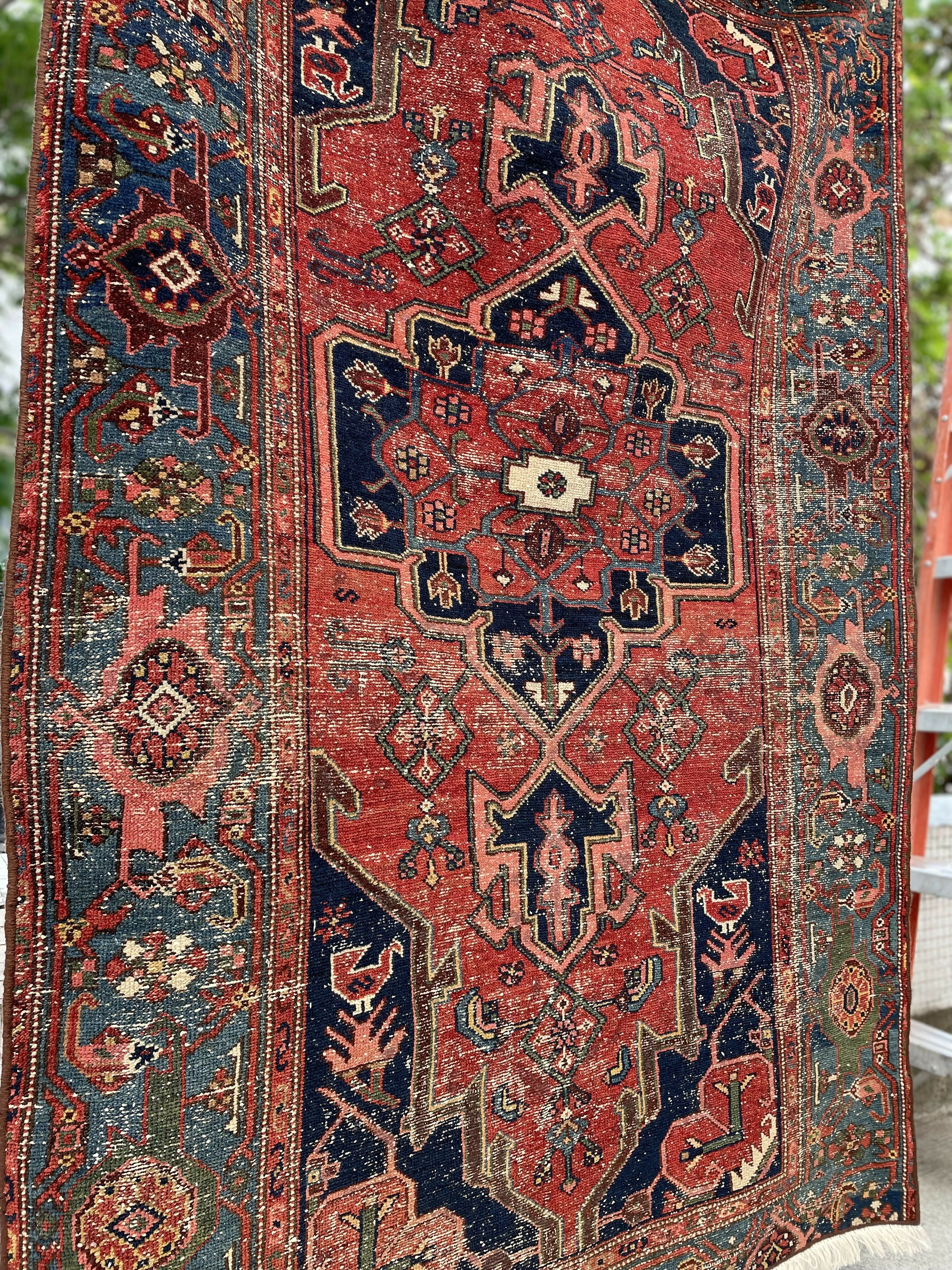 Tapete Hamadan em tons de vermelho e azul (1,90m x 1,25m)