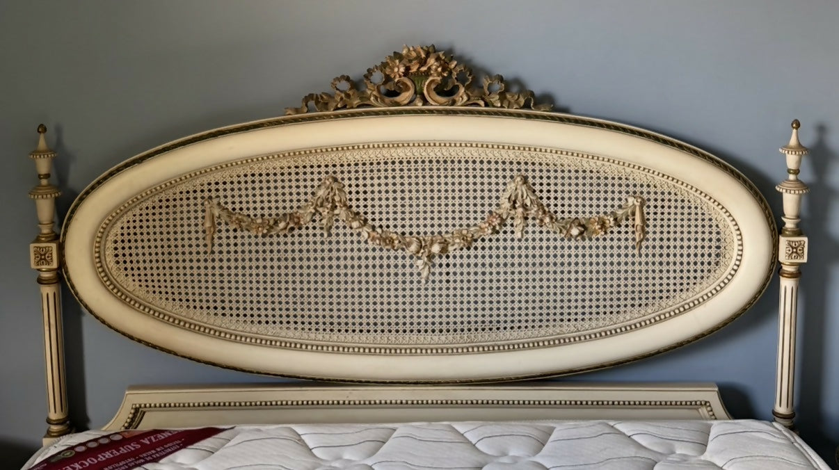 Belíssima cama de casal com duas mesas de cabeceira