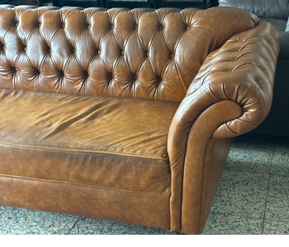 Sofá Chesterfield em Couro Capitonê Caramelo 