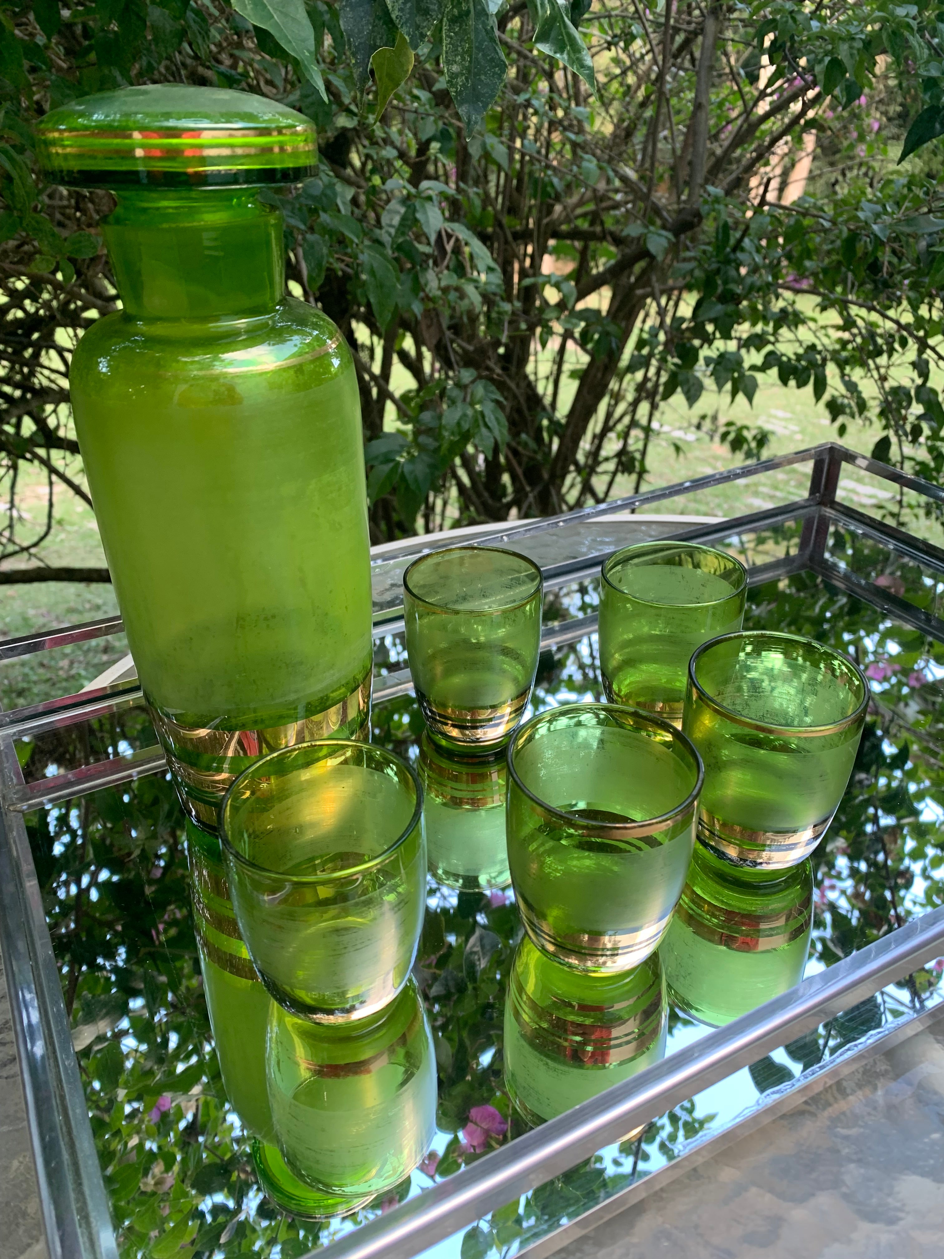 Conjunto de coqueteleira e 5 copinhos em vidro verde década 50 