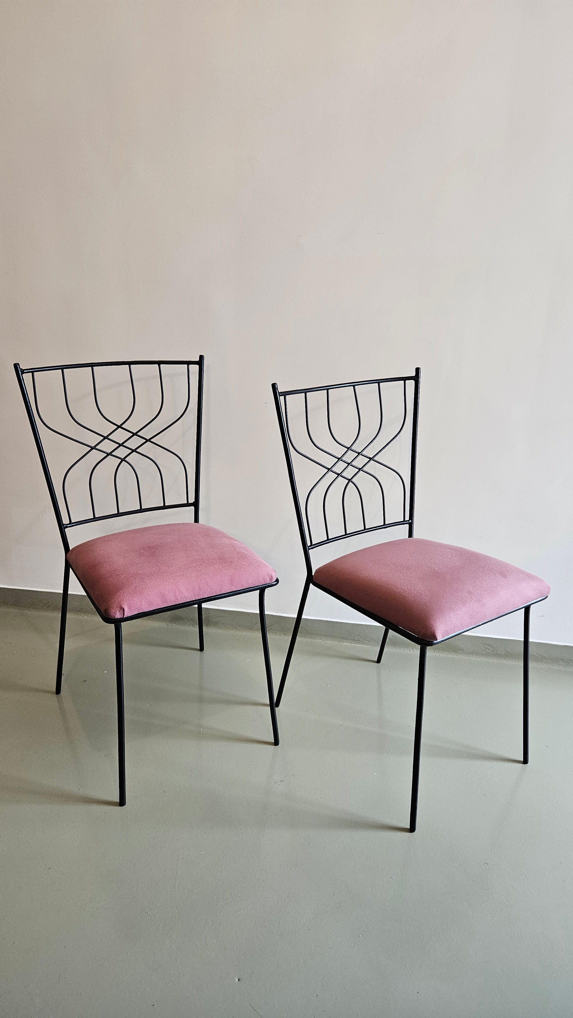 QUARTETO CADEIRAS ANOS 50 EM FERRO PRETO E ESTOFADO ROSA 
