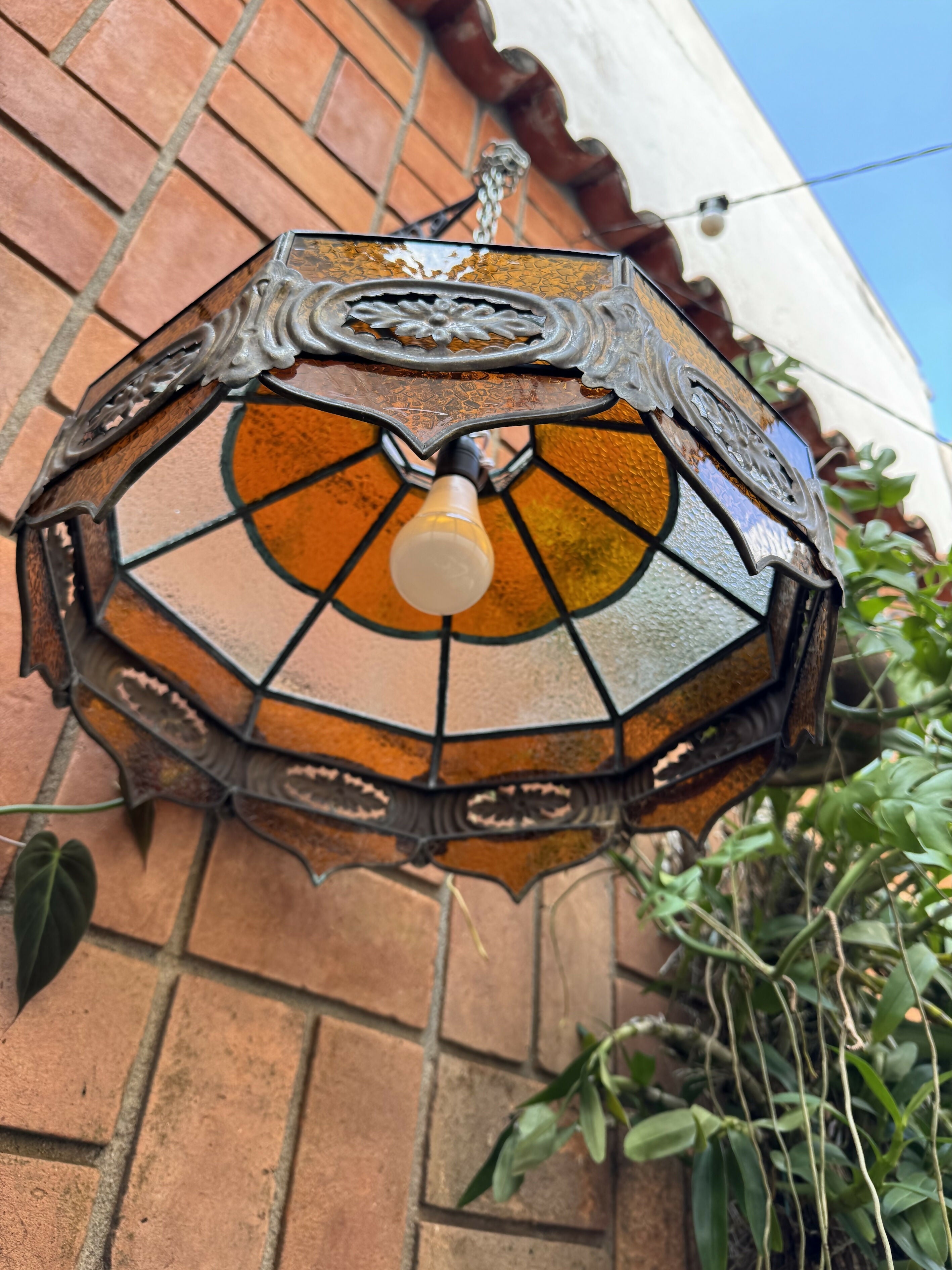 RARA e antiga luminária em vitral e rico trabalho em ferro